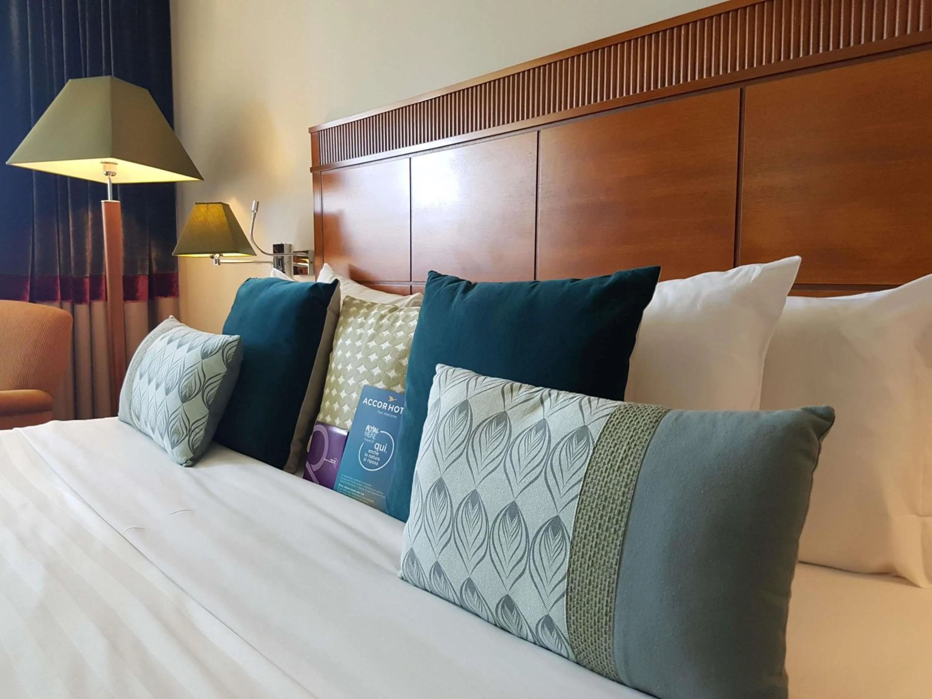 Property building, Bed in Mercure Leonardo da Vinci Rome Airport