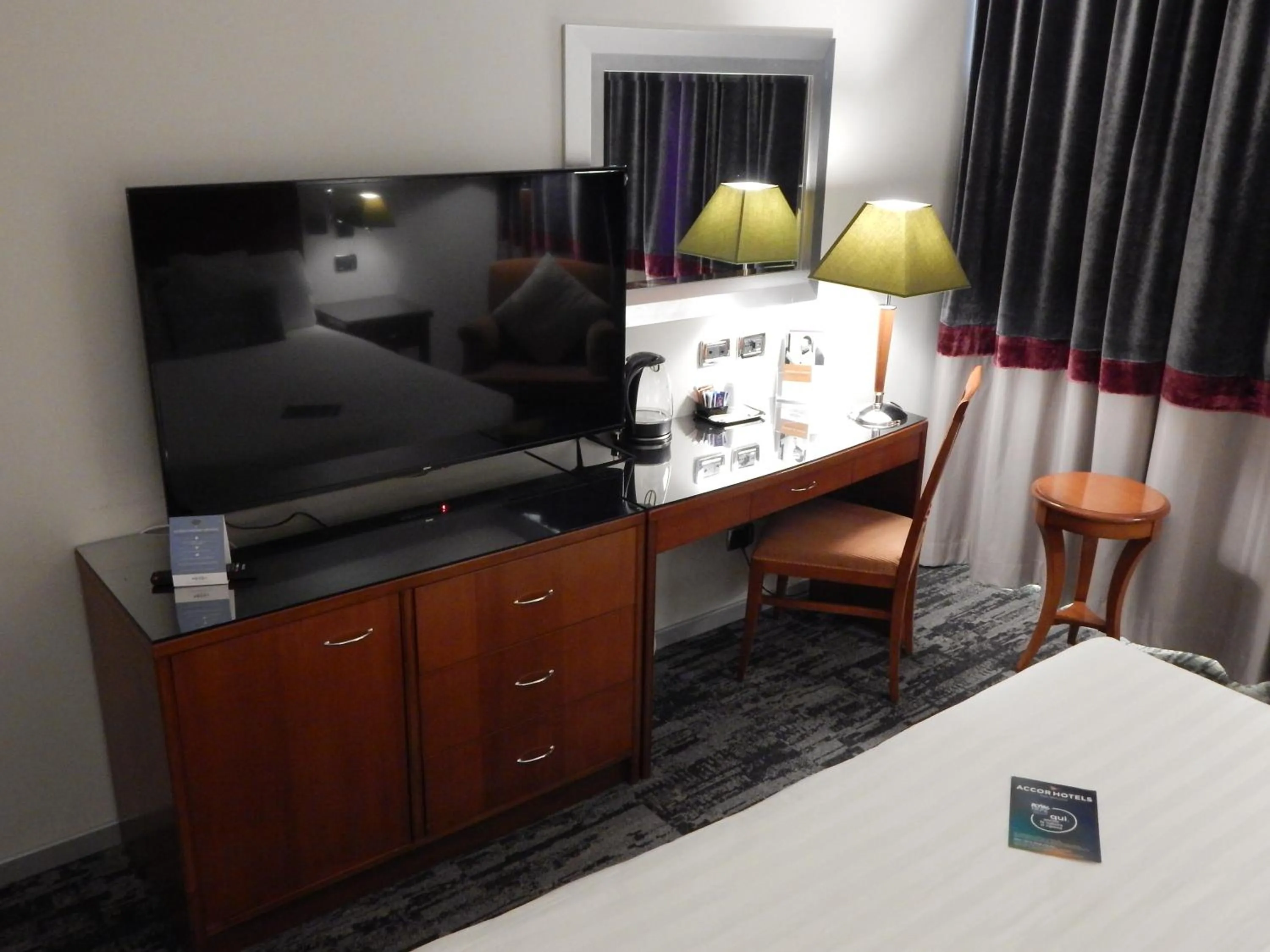 Bed in Mercure Leonardo da Vinci Rome Airport