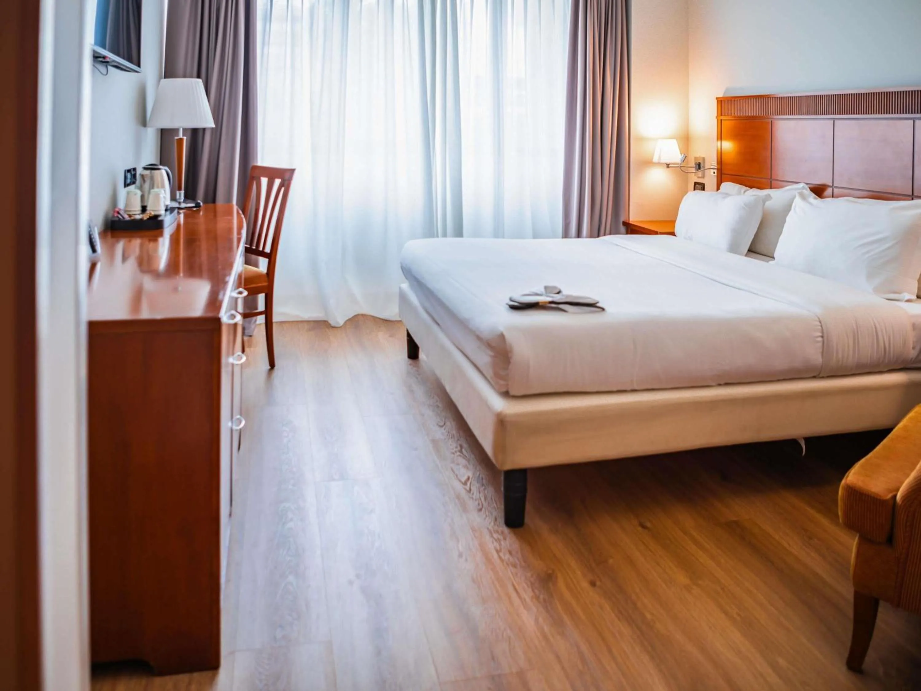 Property building, Bed in Mercure Leonardo da Vinci Rome Airport