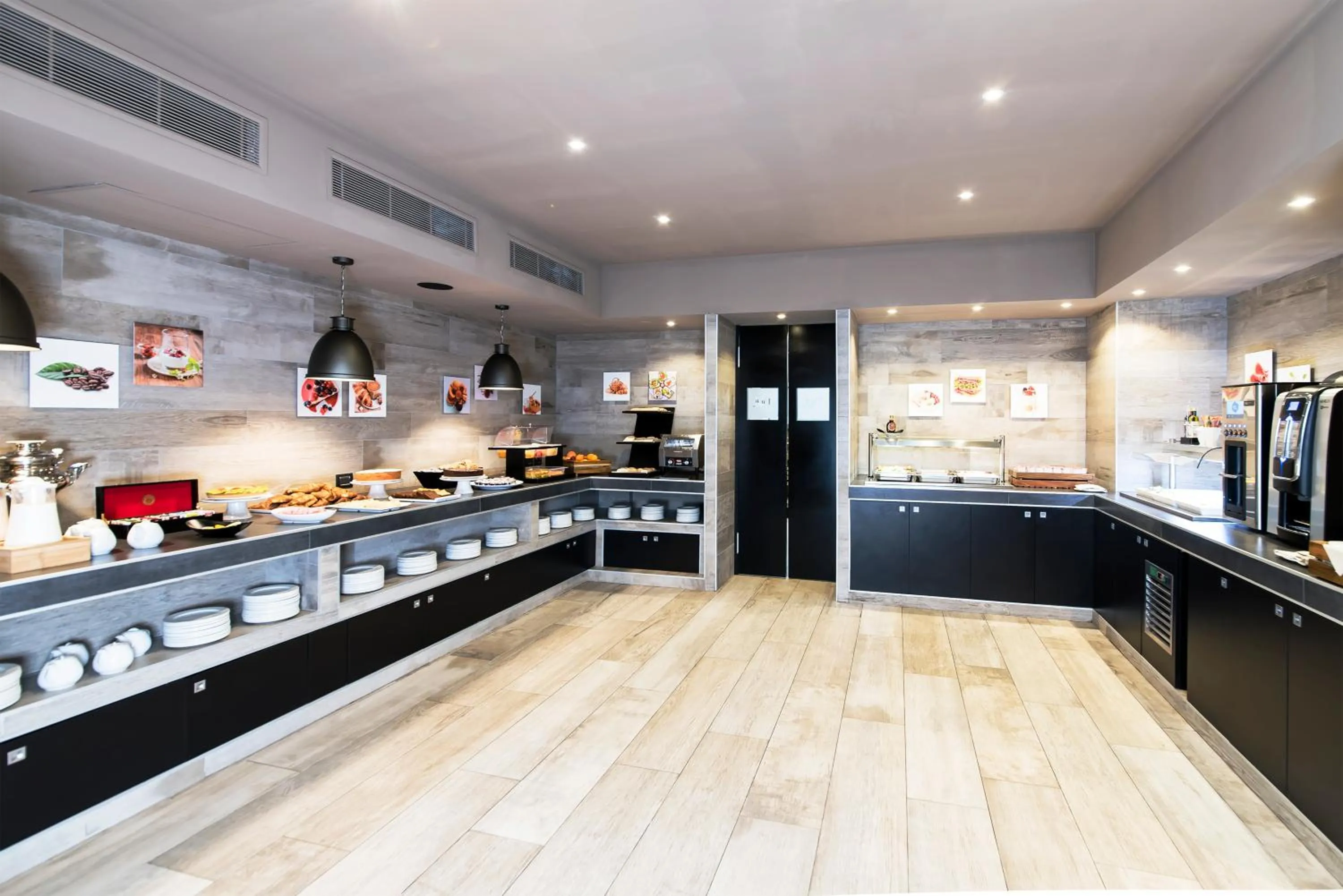 Restaurant/places to eat in Just Hotel Milano