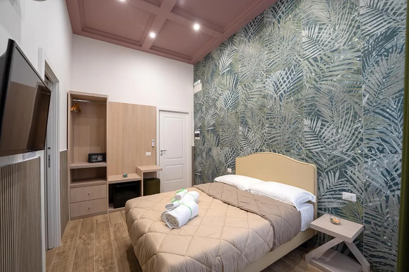 Photo of the whole room, Bed in P.C. Boutique H. Vesuvius, Napoli Centro, by ClaPa Group