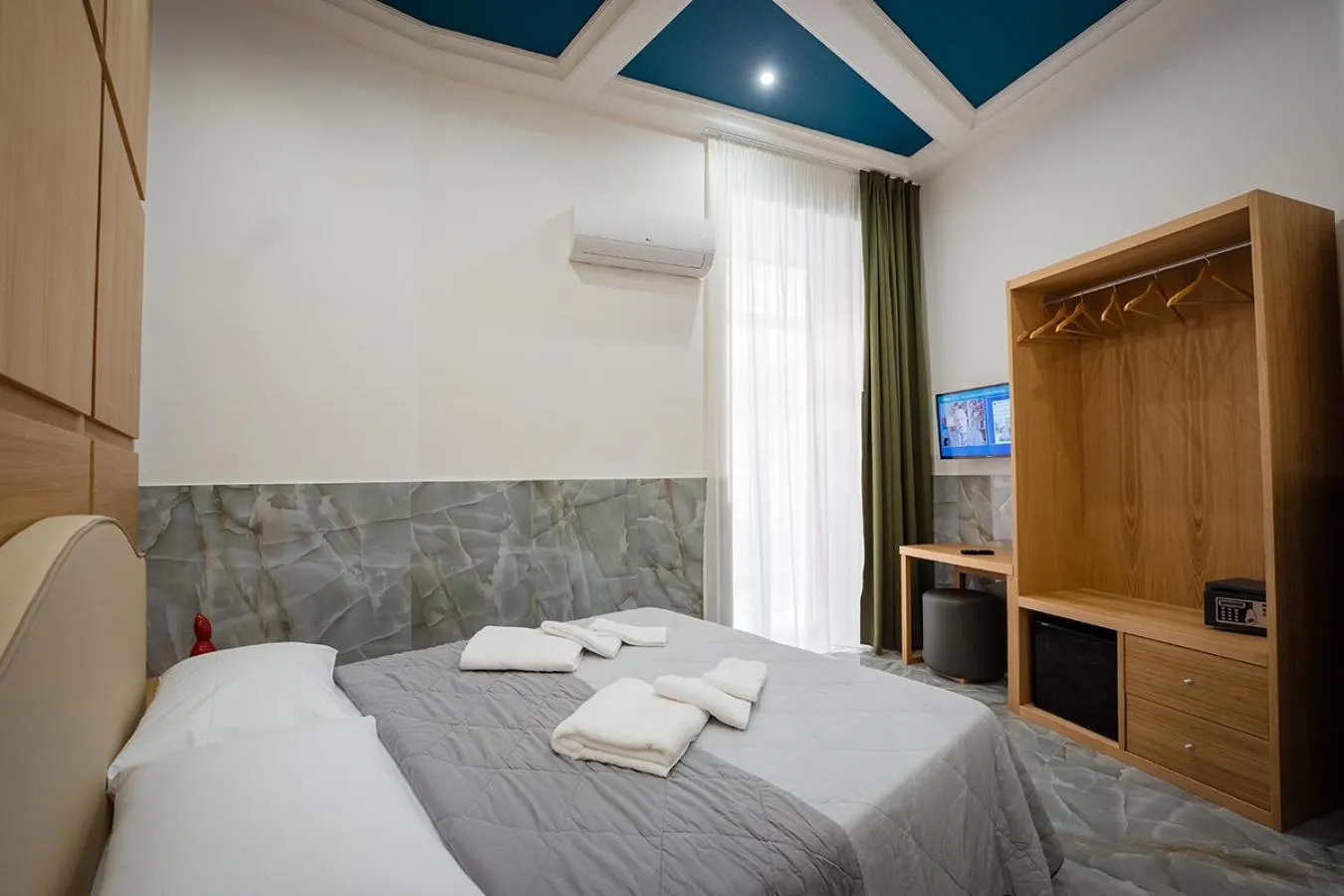 Bed in P.C. Boutique H. Vesuvius, Napoli Centro, by ClaPa Group