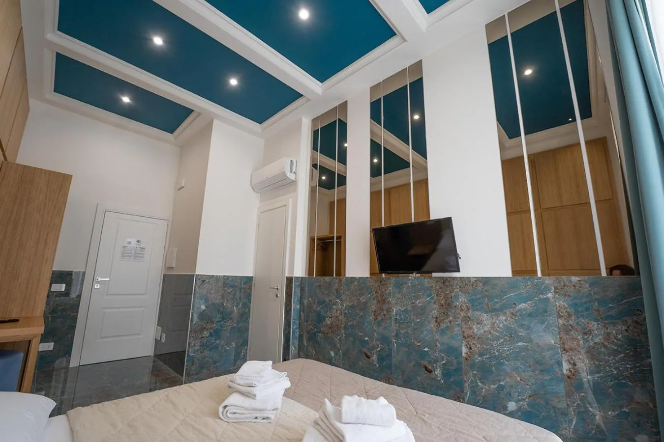 TV and multimedia in P.C. Boutique H. Vesuvius, Napoli Centro, by ClaPa Group