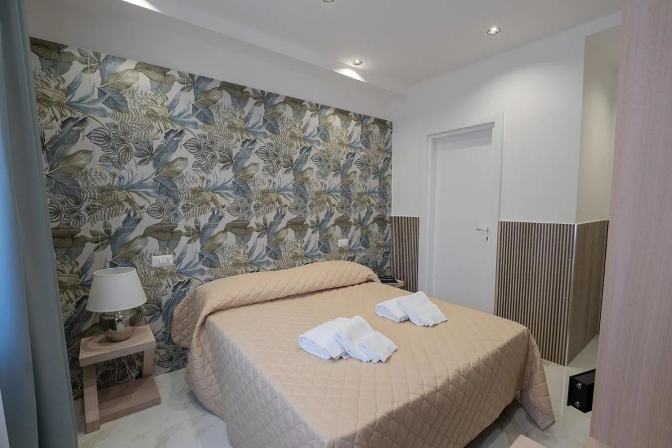 Bedroom, Bed in P.C. Boutique H. Vesuvius, Napoli Centro, by ClaPa Group