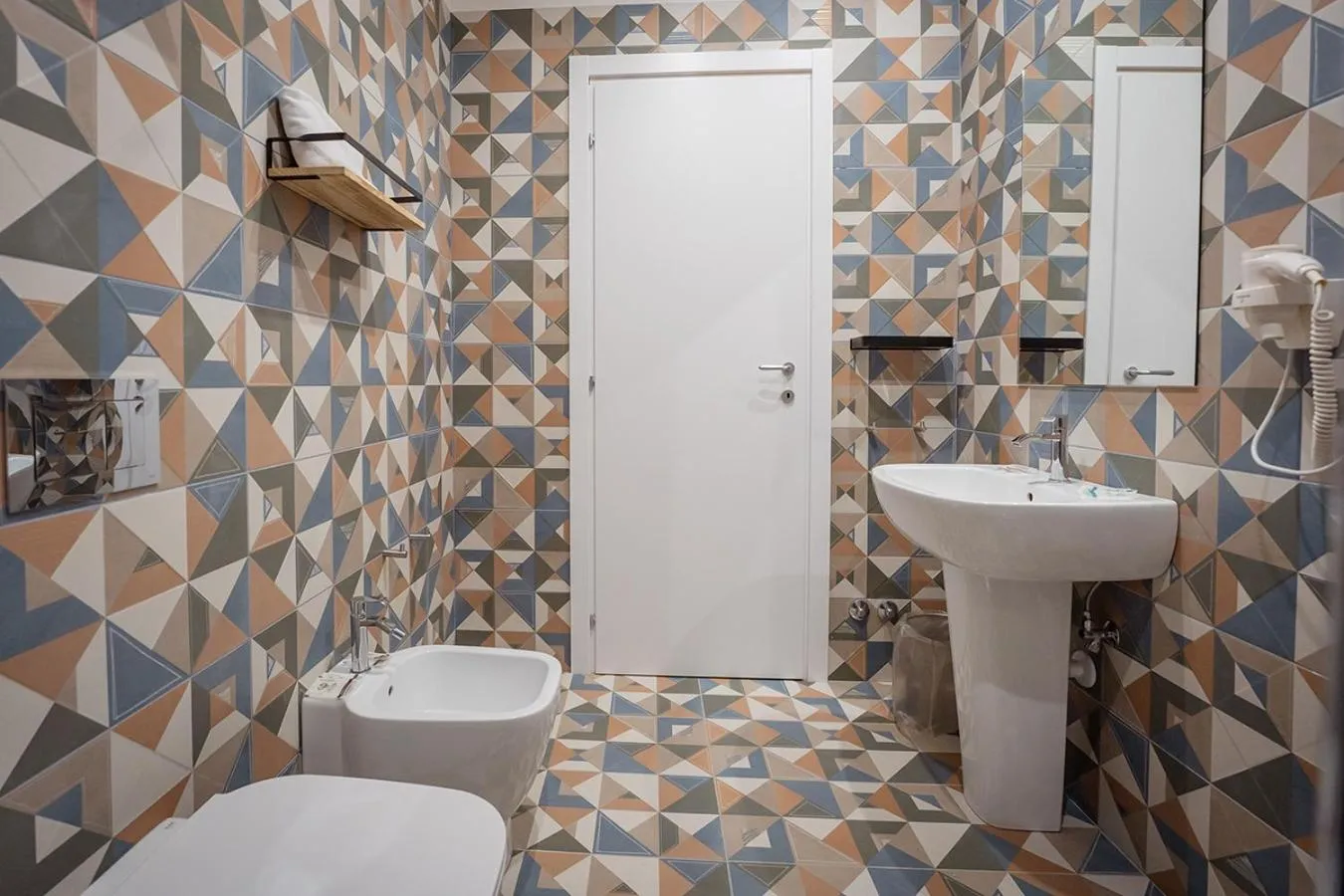 Shower in P.C. Boutique H. Vesuvius, Napoli Centro, by ClaPa Group
