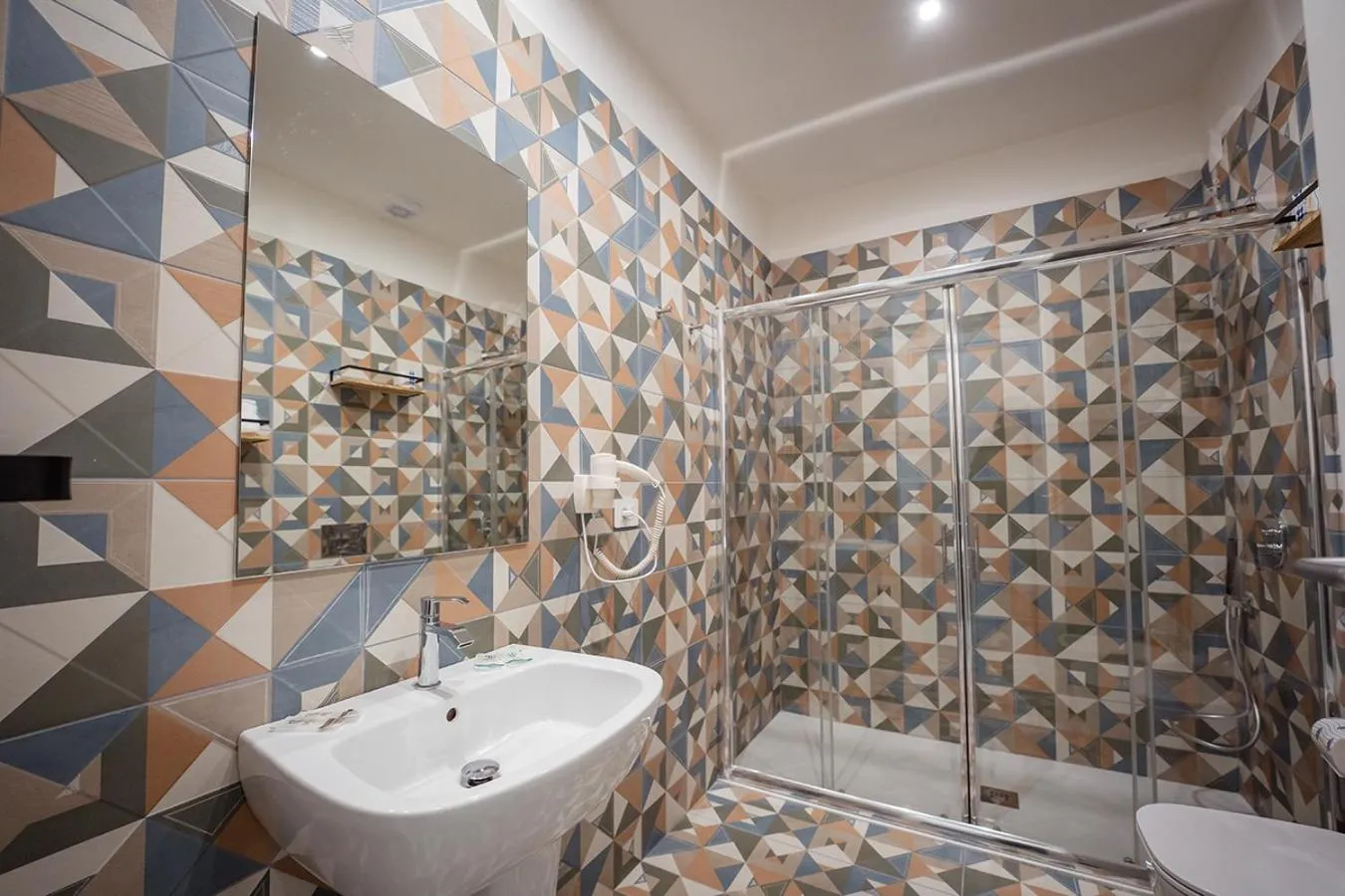 Shower in P.C. Boutique H. Vesuvius, Napoli Centro, by ClaPa Group