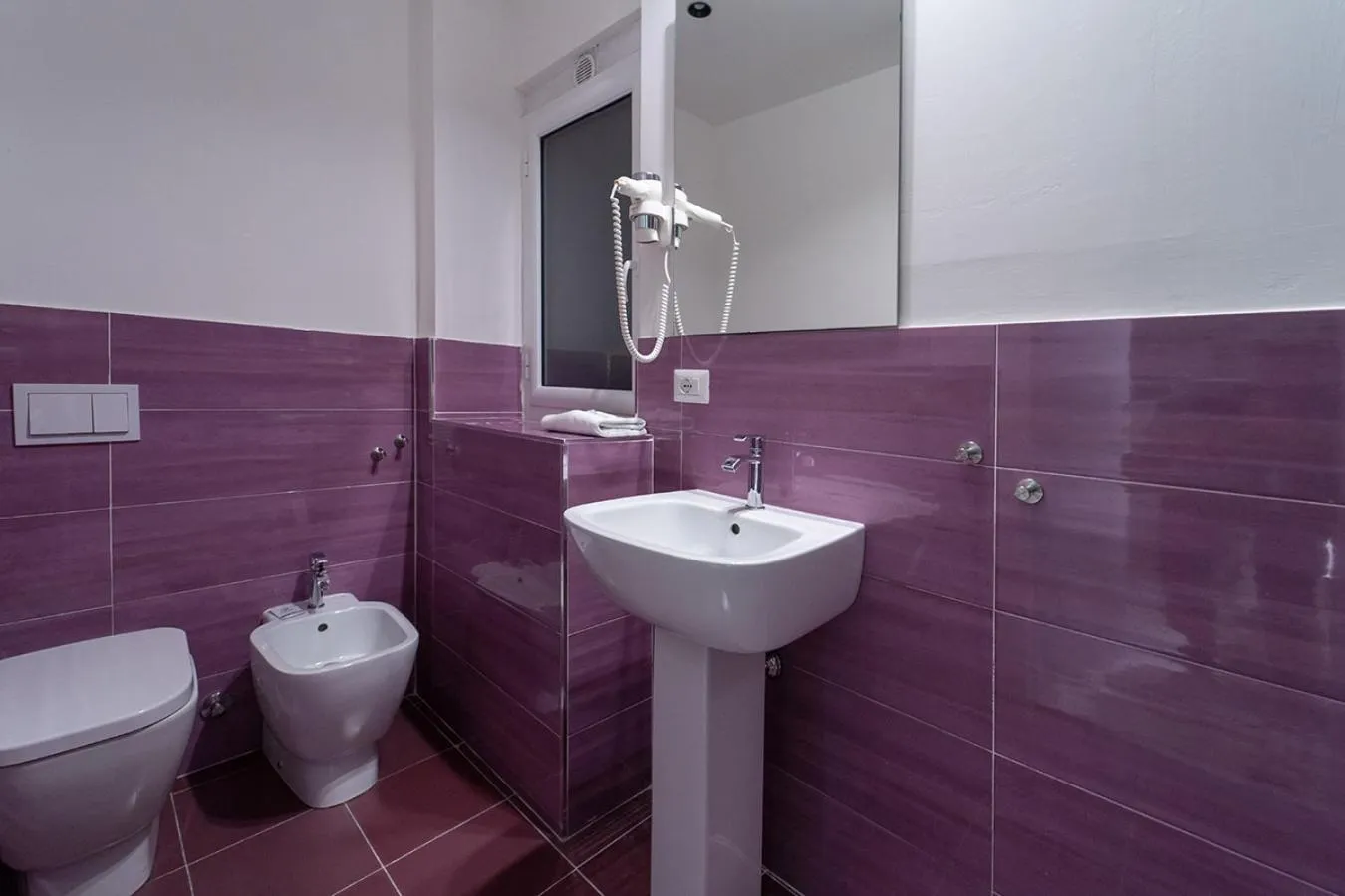 Shower in P.C. Boutique H. Vesuvius, Napoli Centro, by ClaPa Group