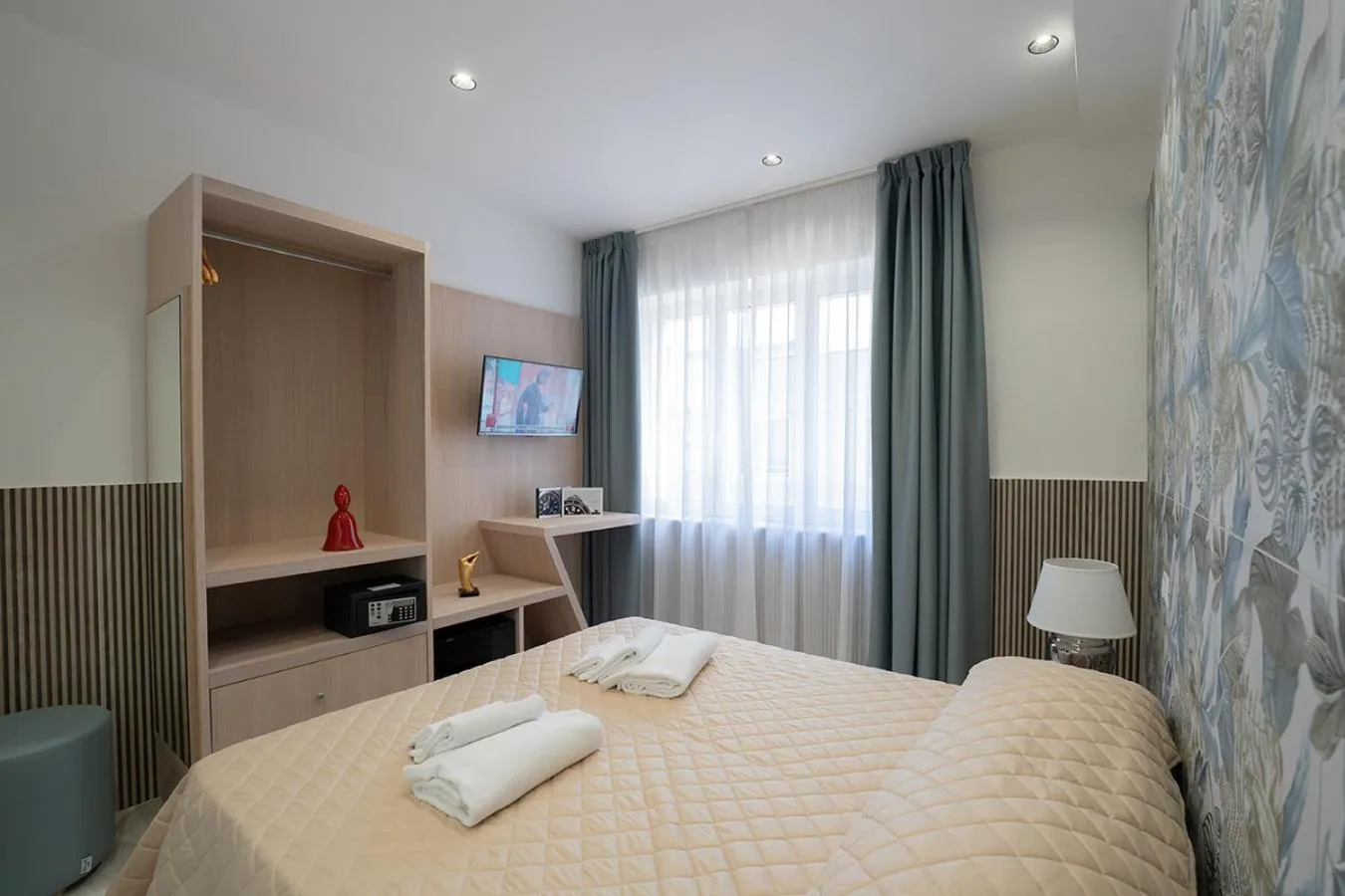 Photo of the whole room, Bed in P.C. Boutique H. Vesuvius, Napoli Centro, by ClaPa Group