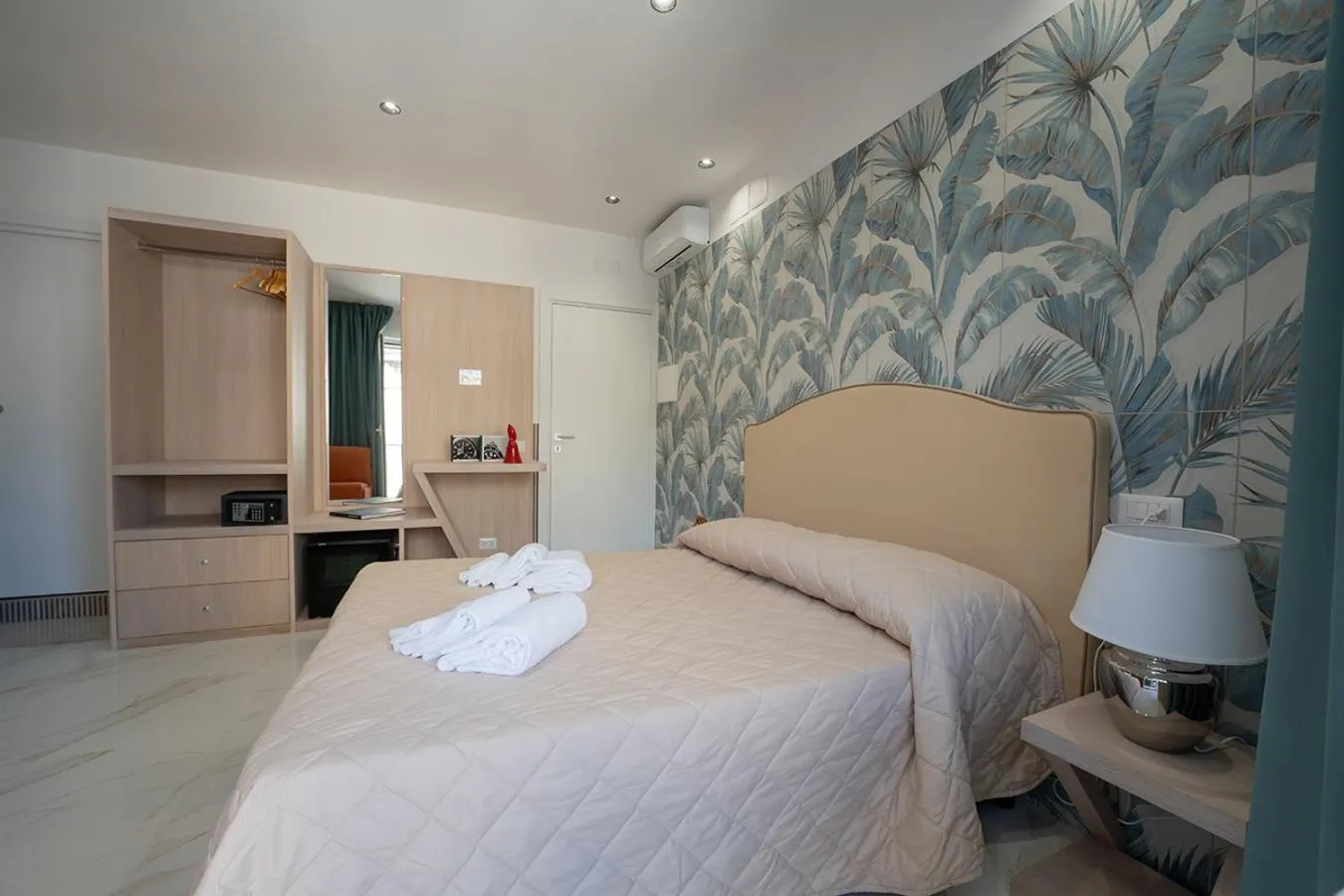 Photo of the whole room, Bed in P.C. Boutique H. Vesuvius, Napoli Centro, by ClaPa Group