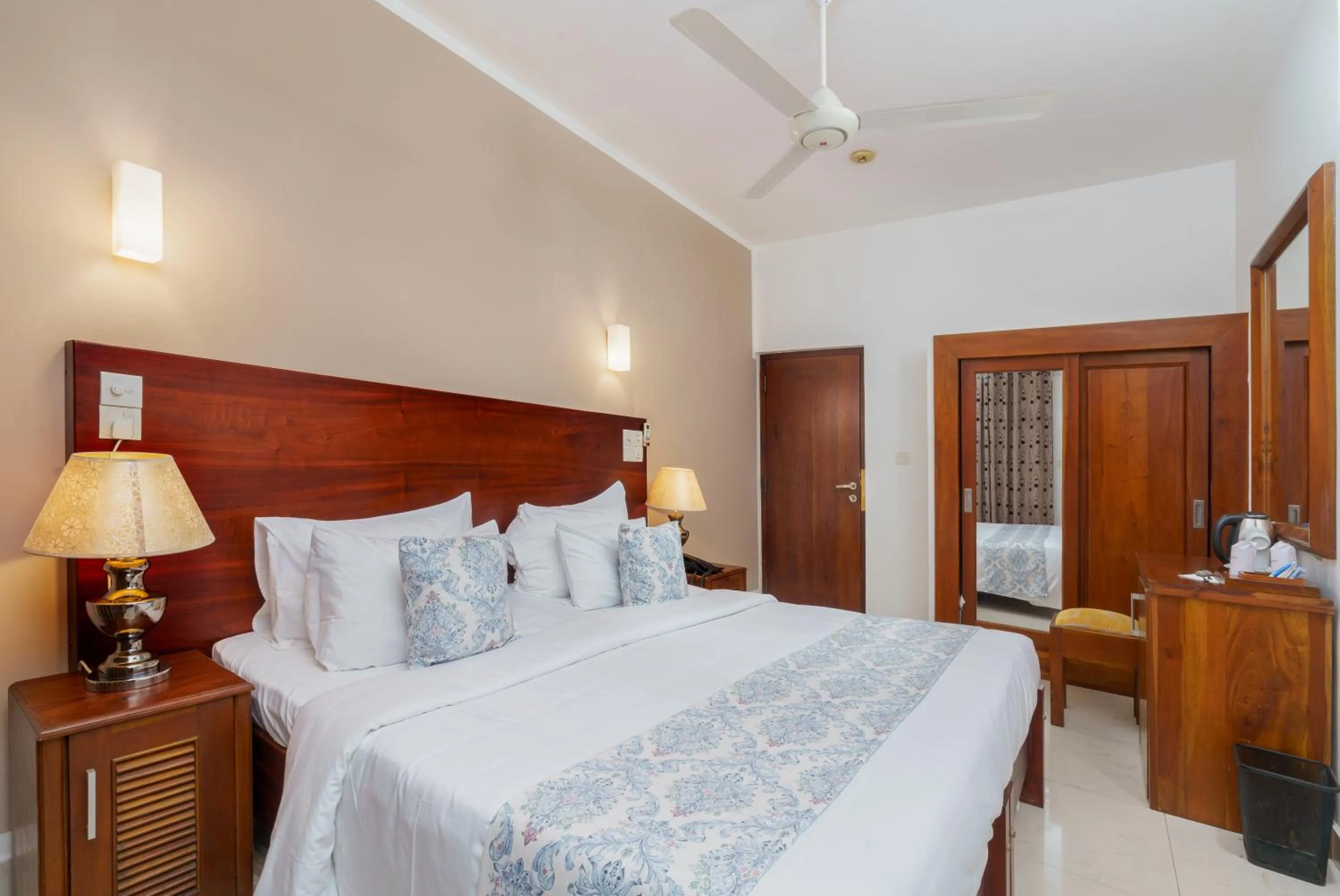 Photo of the whole room, Bed in Hotel Travellers Nest Kandy