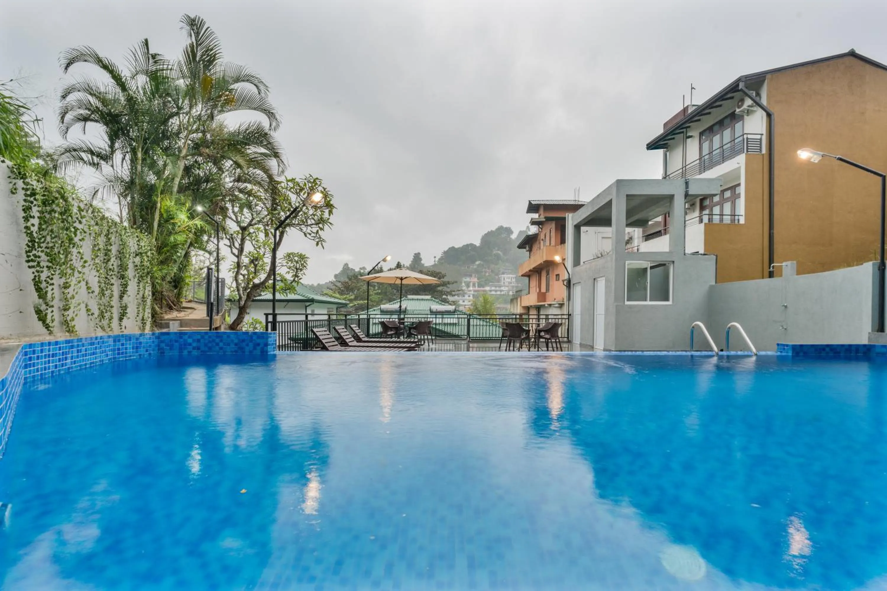 Pool view in Hotel Travellers Nest Kandy