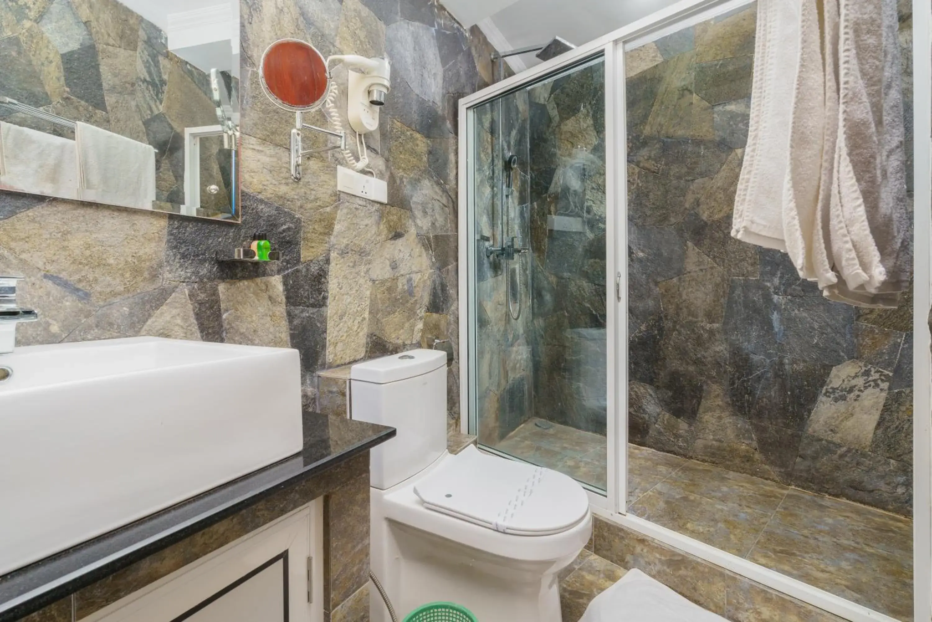 Bathroom in Hotel Travellers Nest Kandy Bathroom in Hotel Travellers Nest Kandy