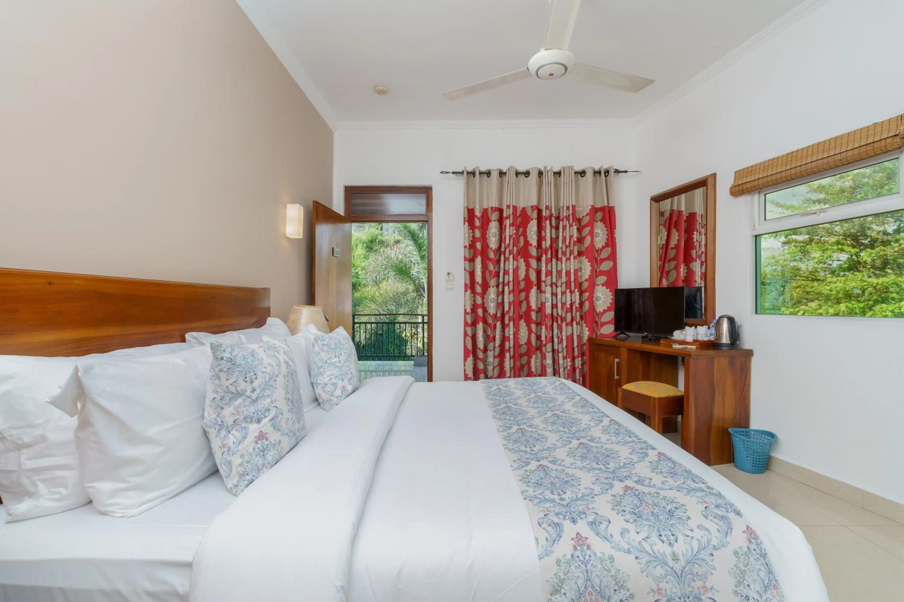 Photo of the whole room, Bed in Hotel Travellers Nest Kandy