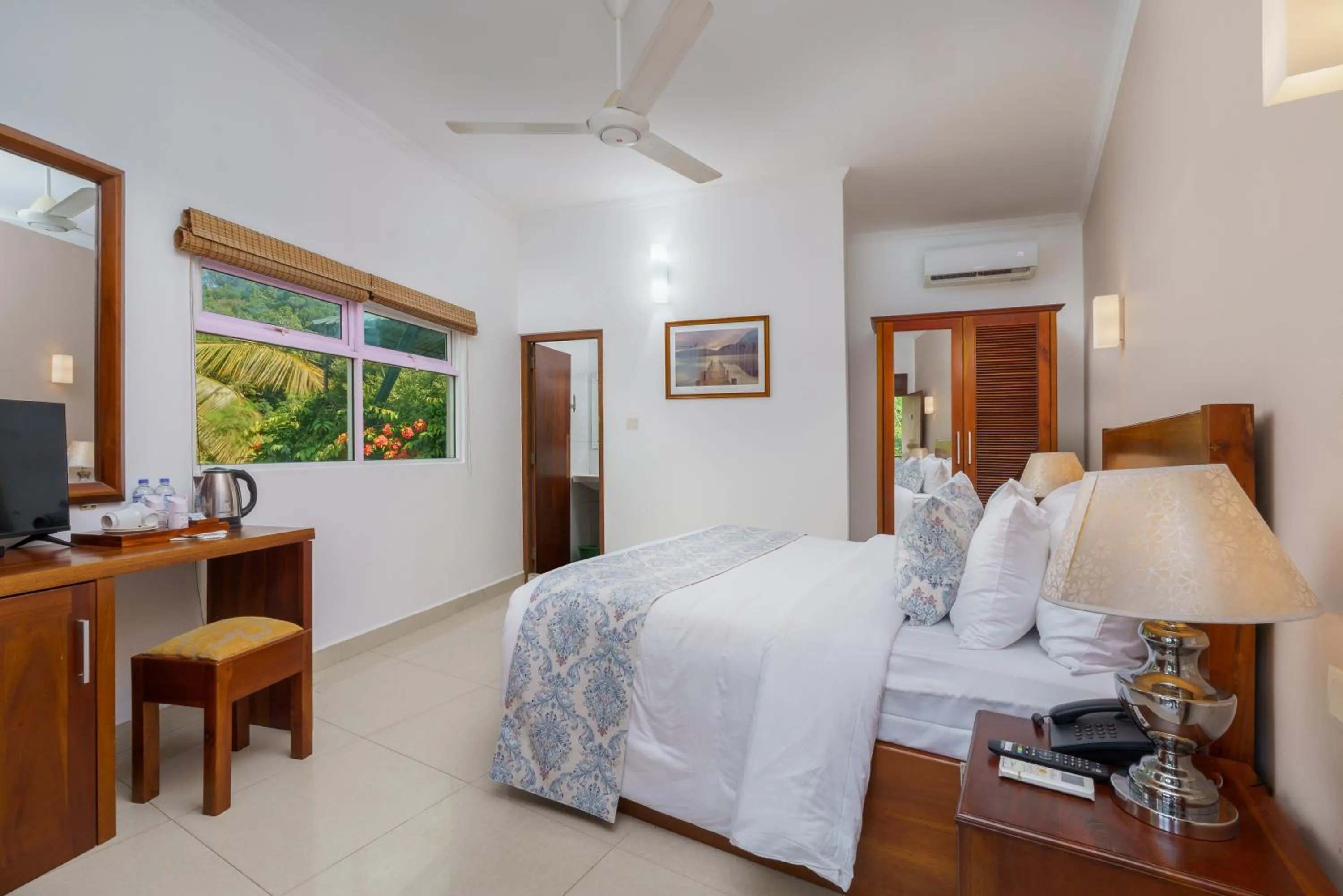 Photo of the whole room, Bed in Hotel Travellers Nest Kandy