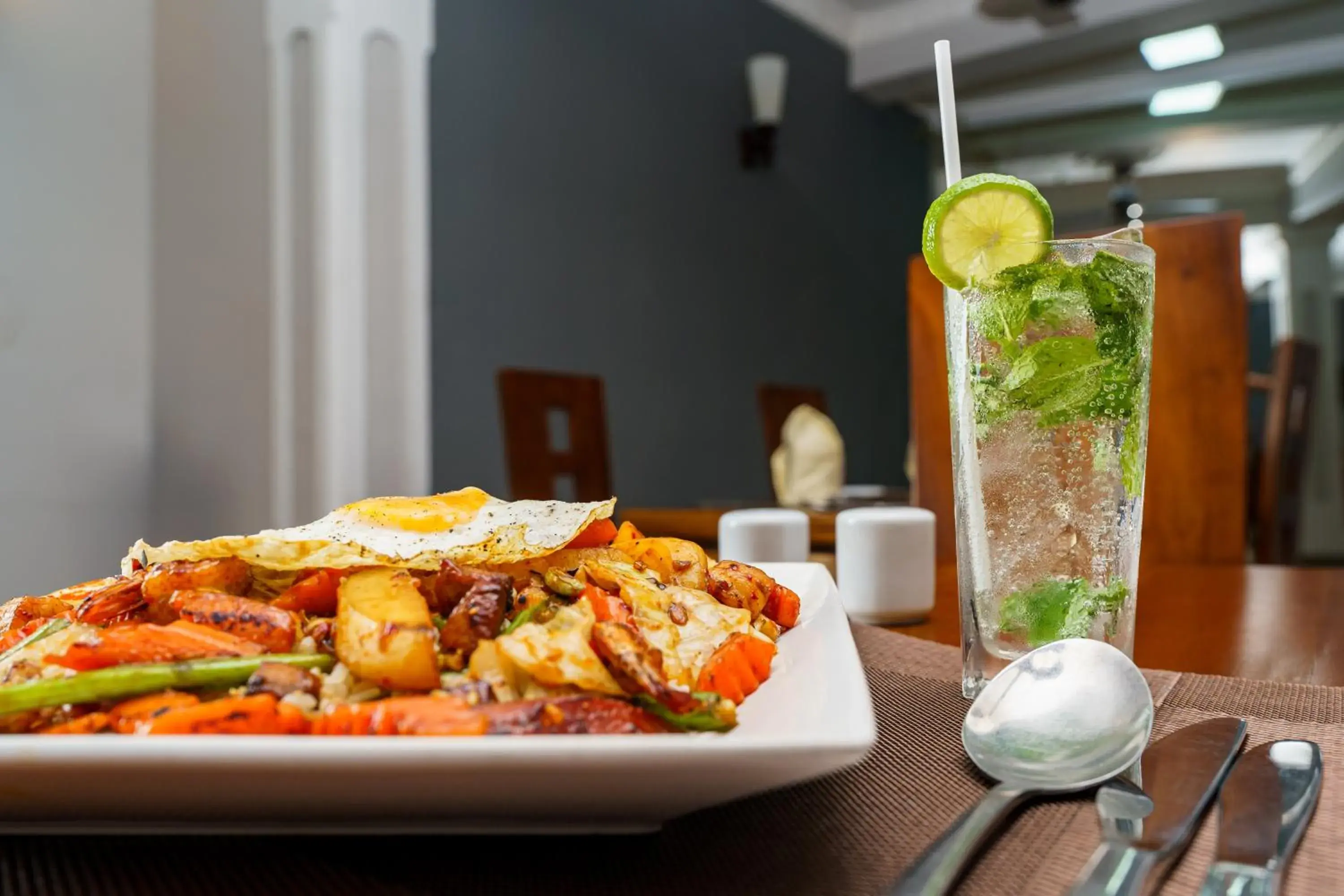 Food and drinks in Hotel Travellers Nest Kandy Food and drinks in Hotel Travellers Nest Kandy