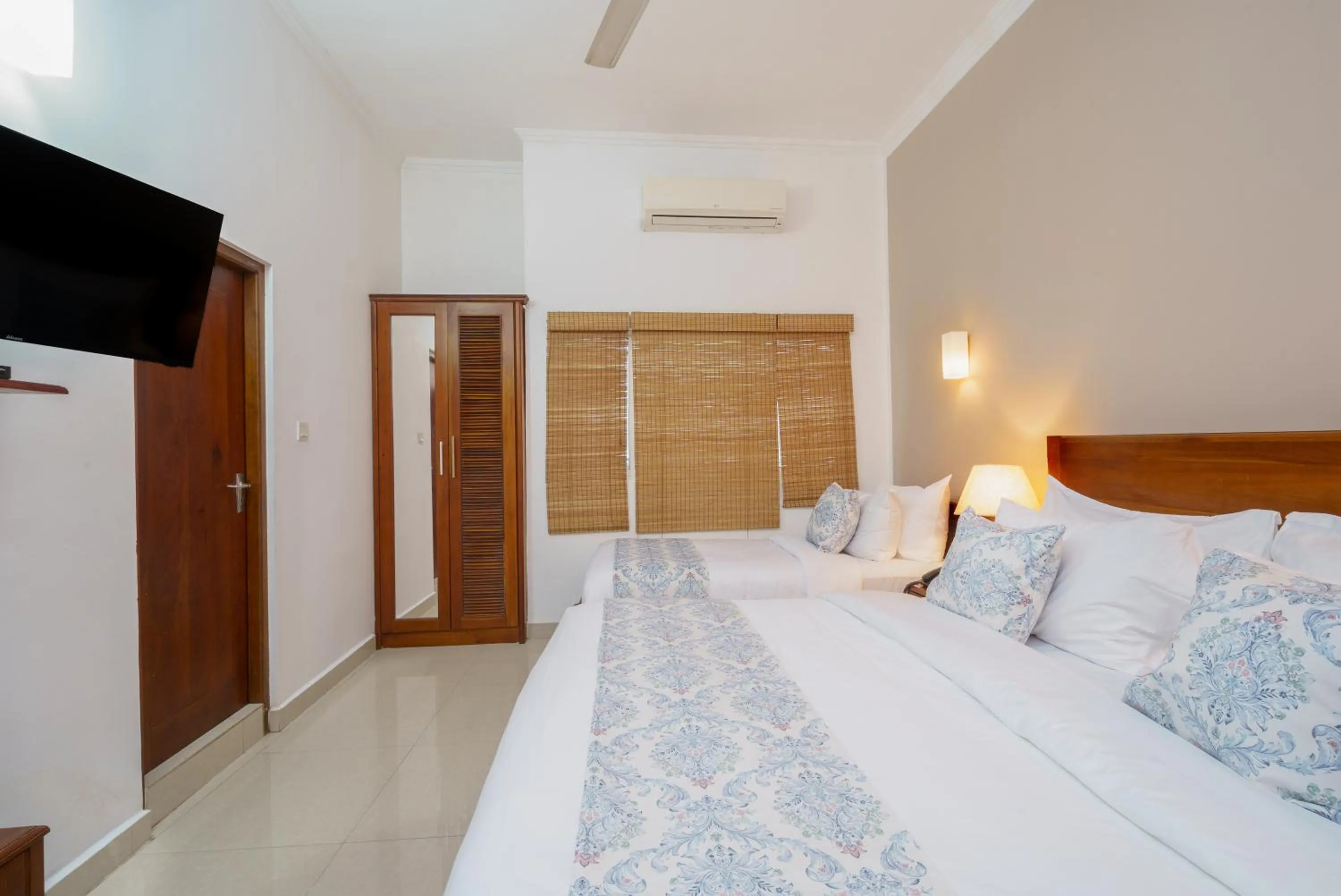 Photo of the whole room, Bed in Hotel Travellers Nest Kandy