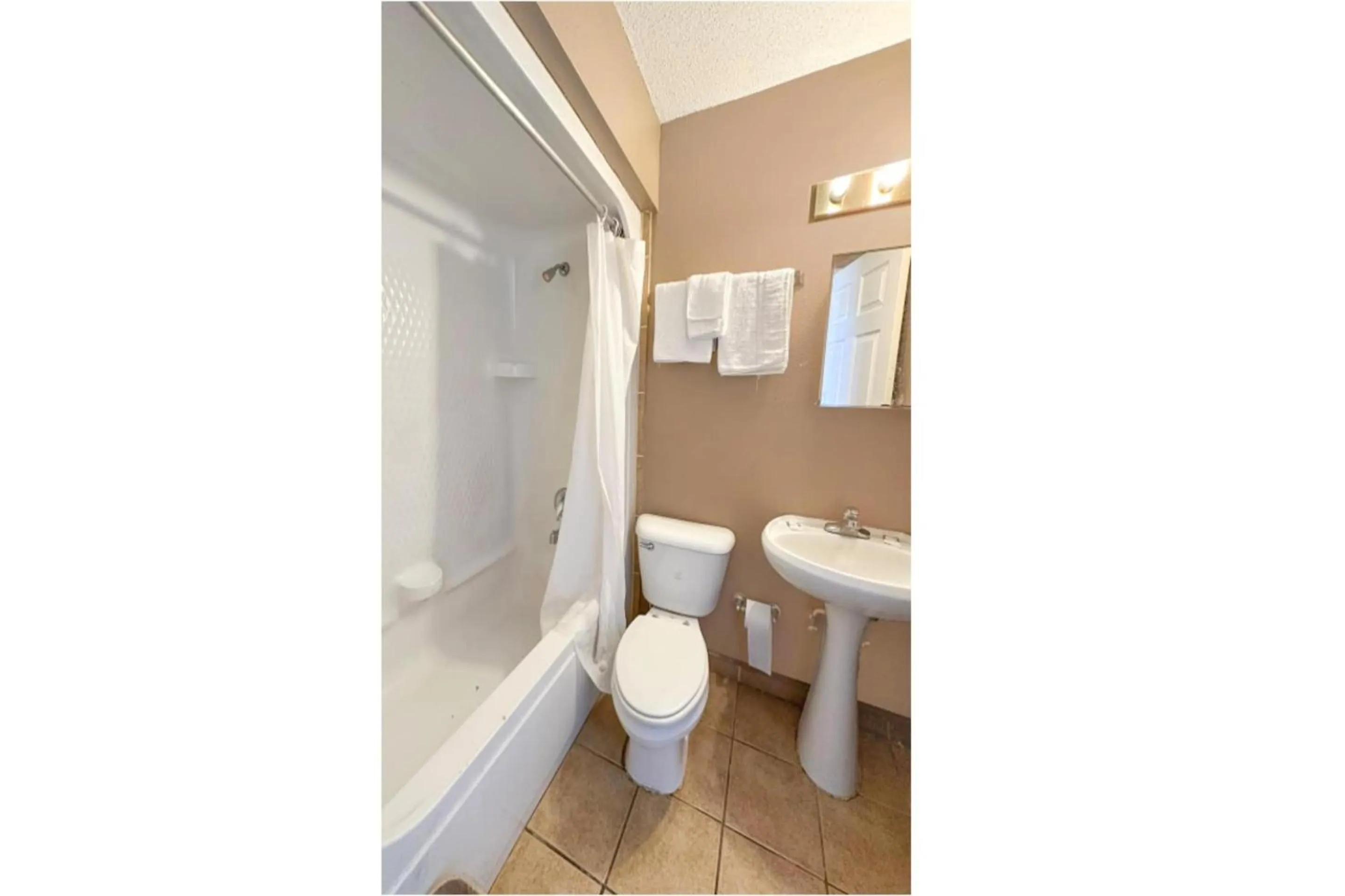 Bathroom in Sparta Seven Motel By OYO near Milledgeville