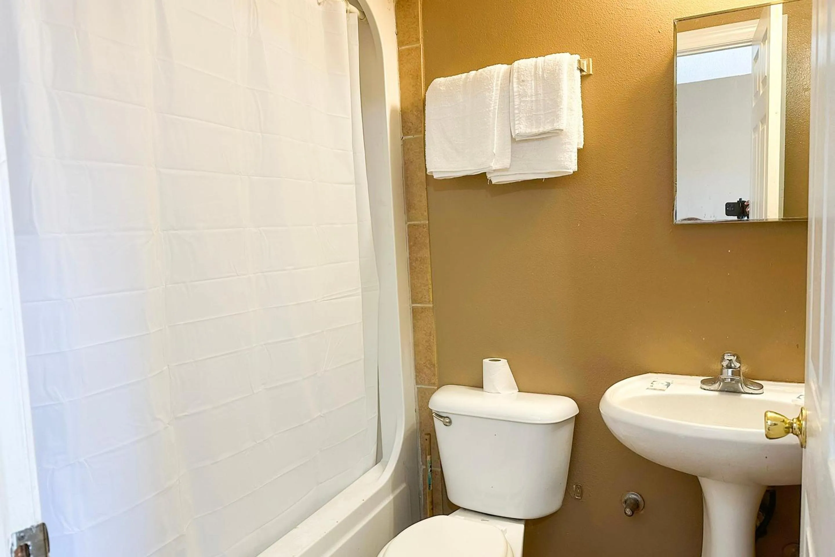 Bathroom in Sparta Seven Motel By OYO near Milledgeville