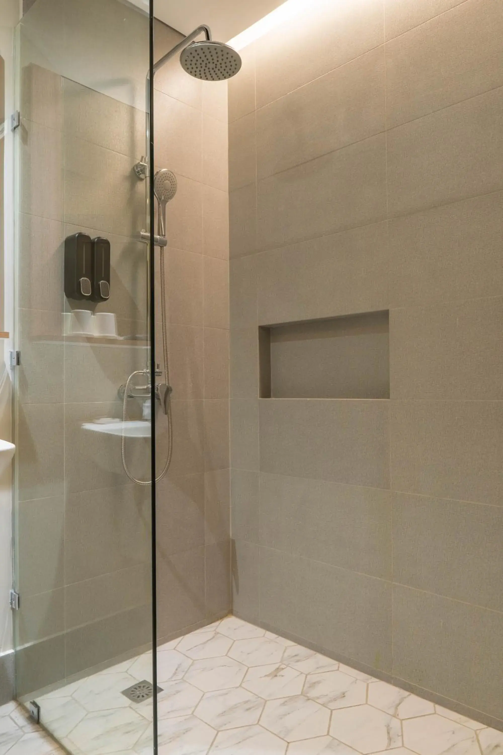 Shower in Primeway Suites Cebu Shower in Primeway Suites Cebu
