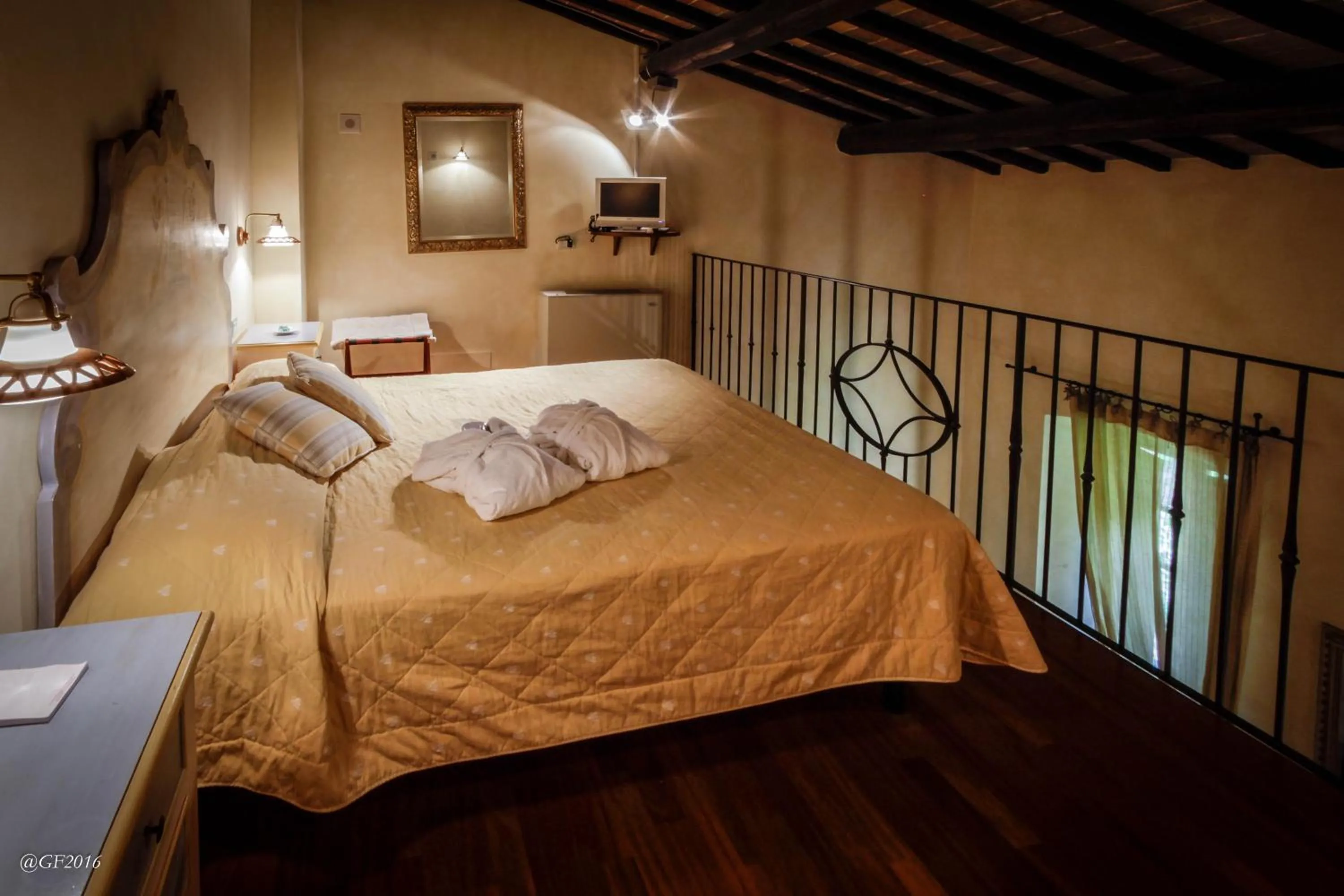 Shower, Bed in San Pietro Sopra Le Acque Resort & Spa