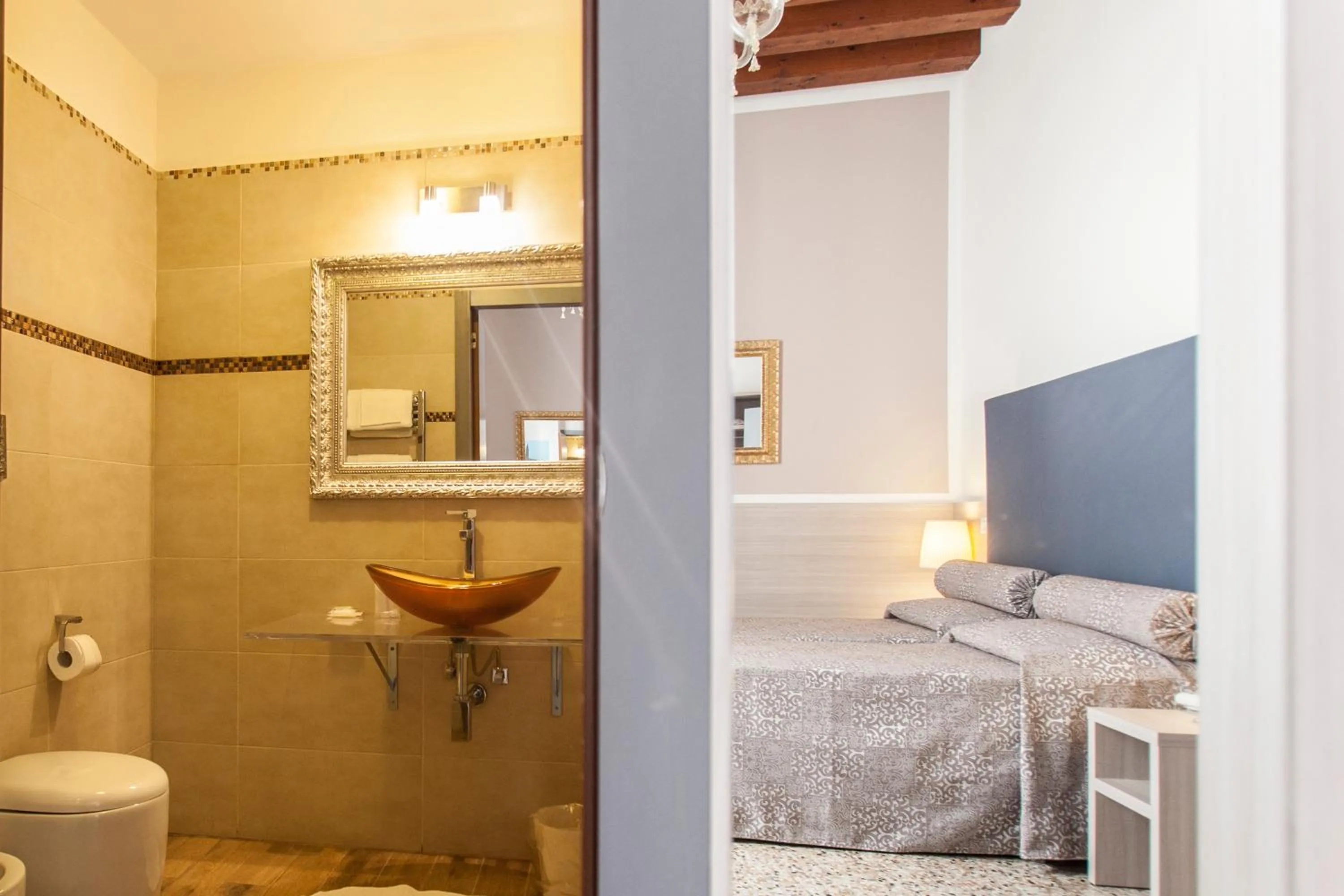 Toilet, Bed in Foresteria Levi