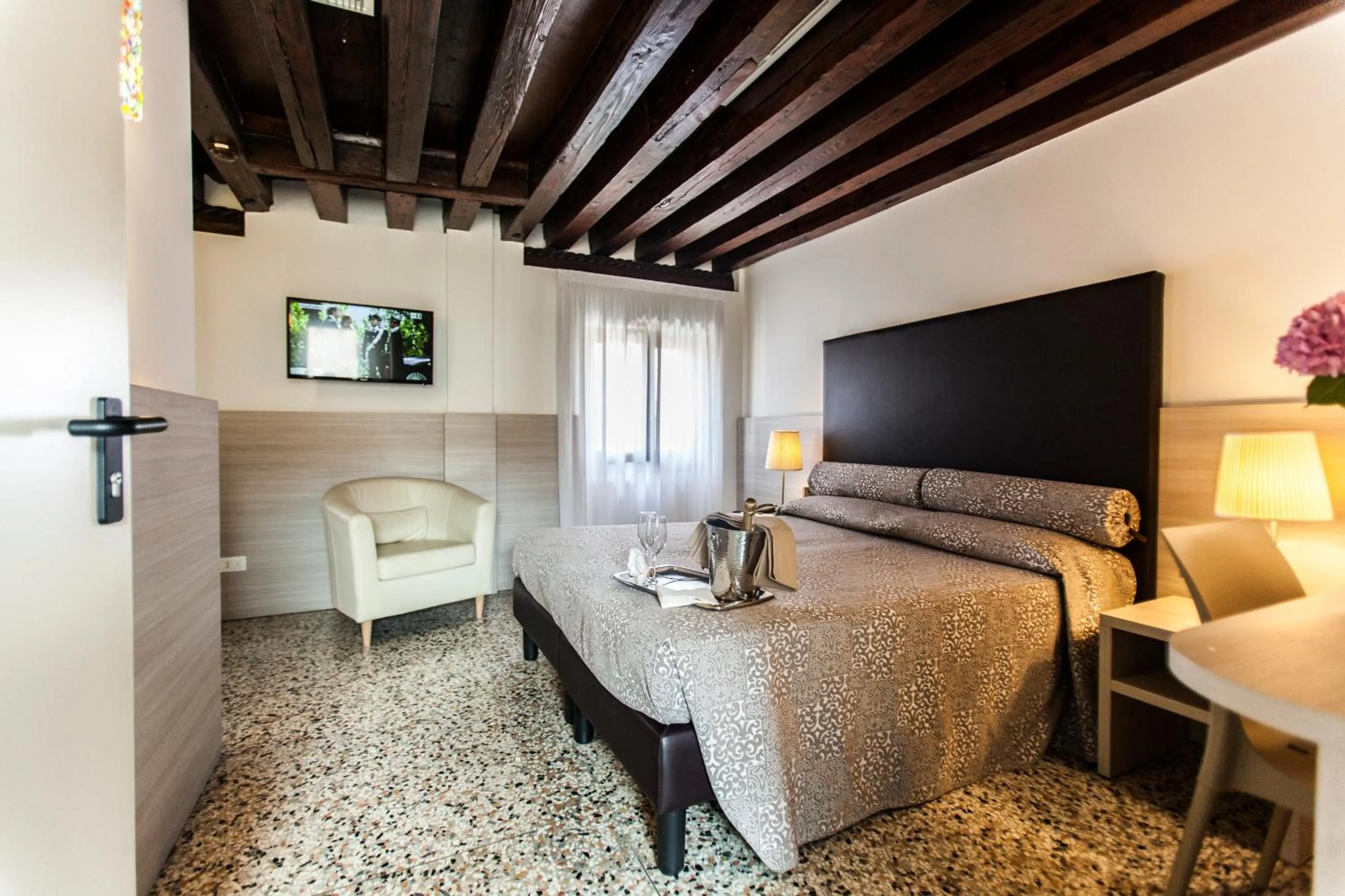 Photo of the whole room in Foresteria Levi