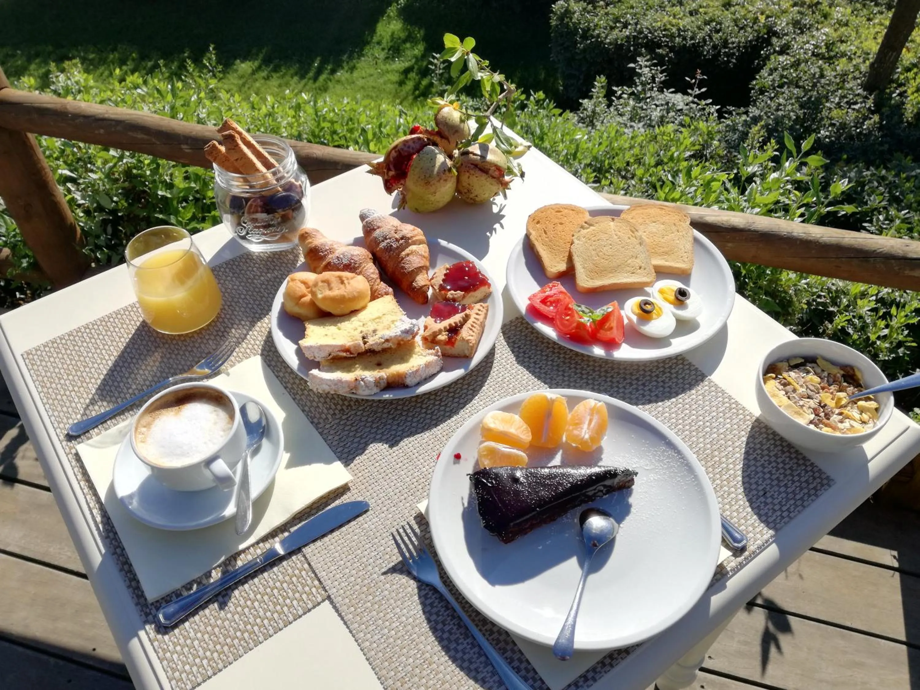 Buffet breakfast in Villa Ducci