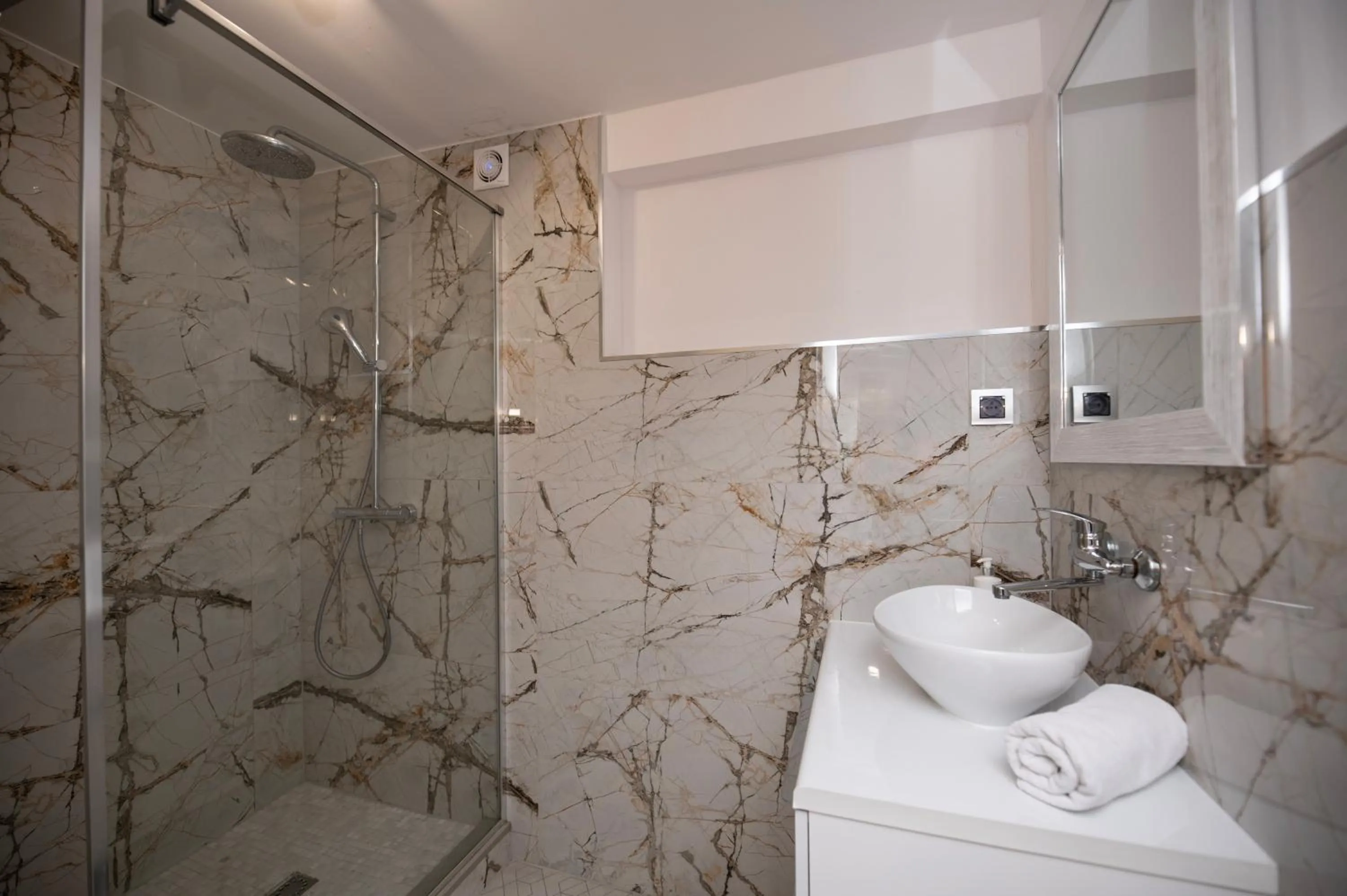 Shower in City Place Noclegi