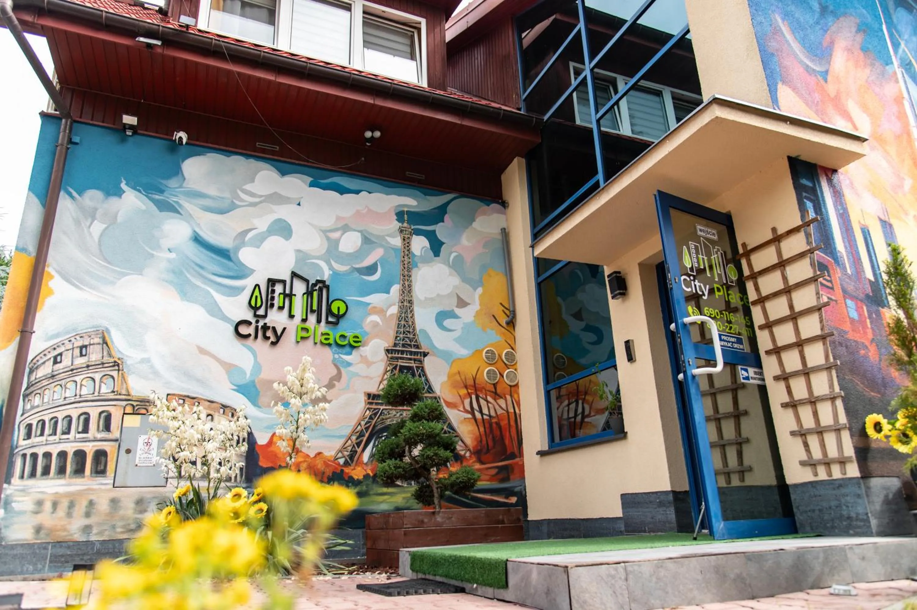 Property building in City Place Noclegi