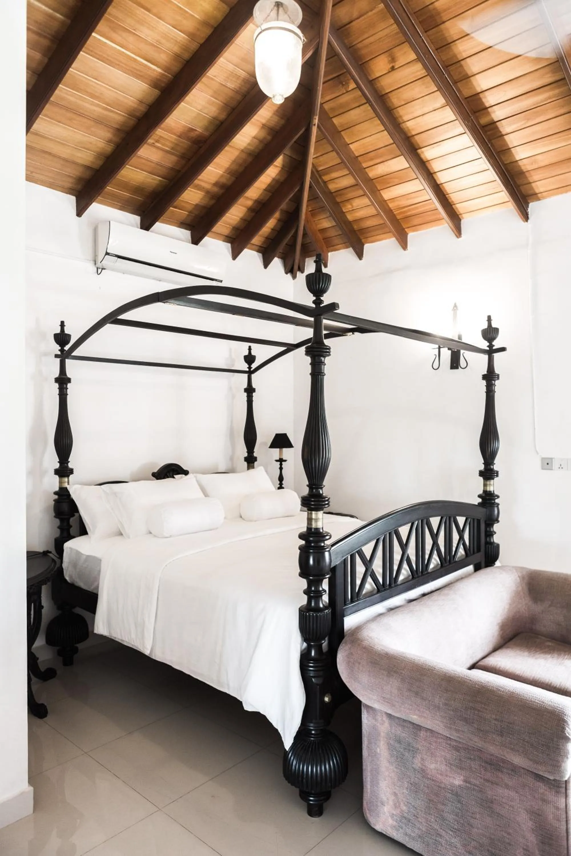 Bed in Villa White Queen Resort & Spa