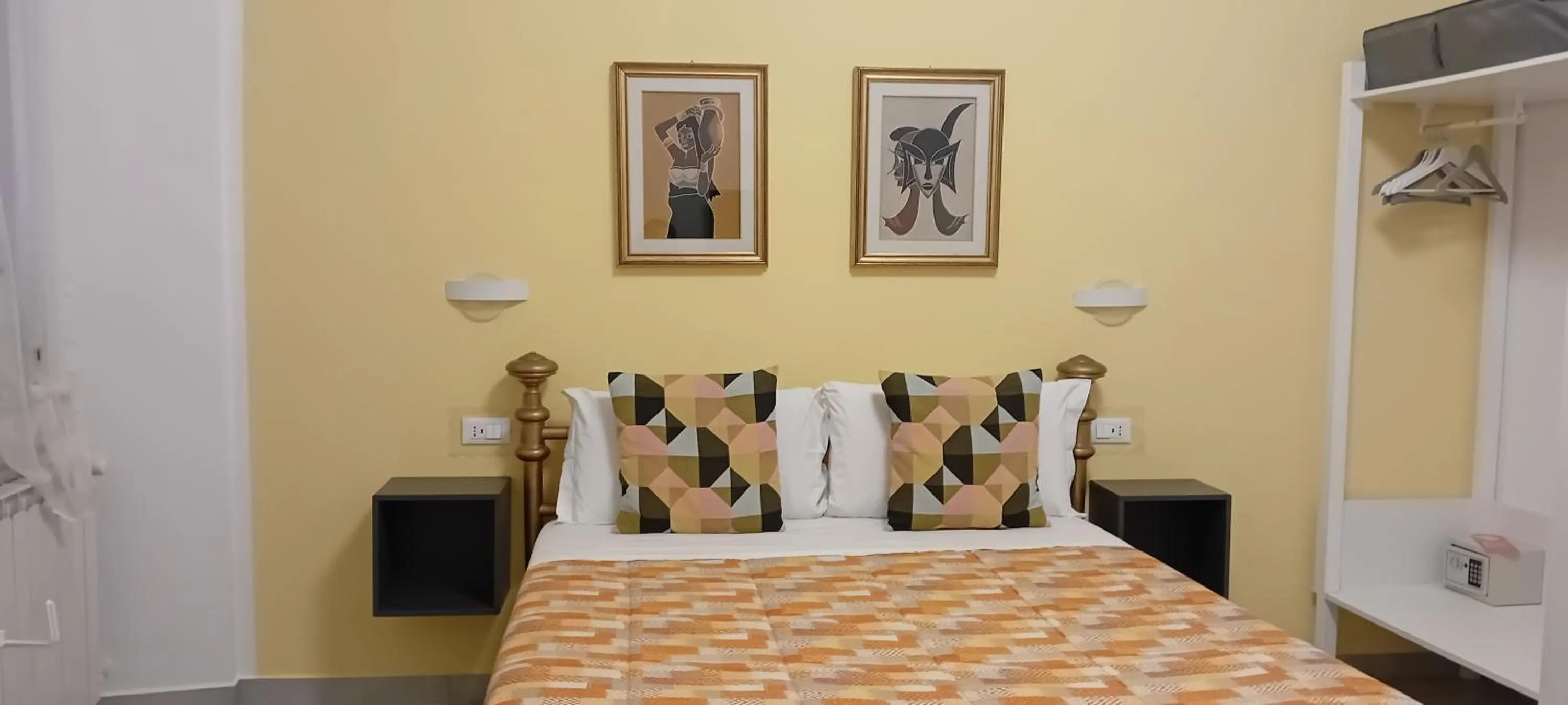 Photo of the whole room, Bed in JustKey