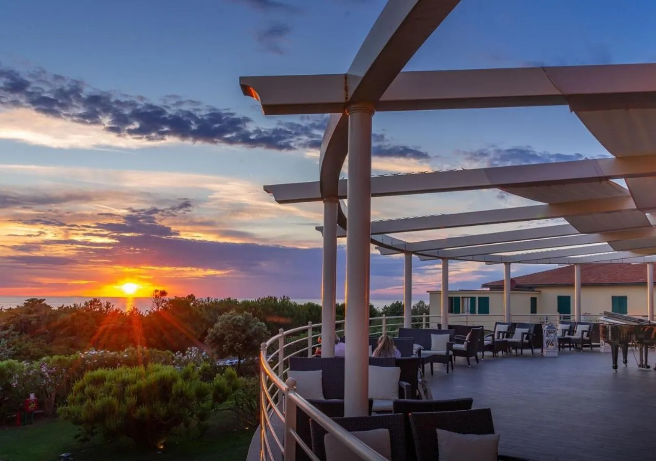 Restaurant/places to eat in Tombolo Talasso Resort