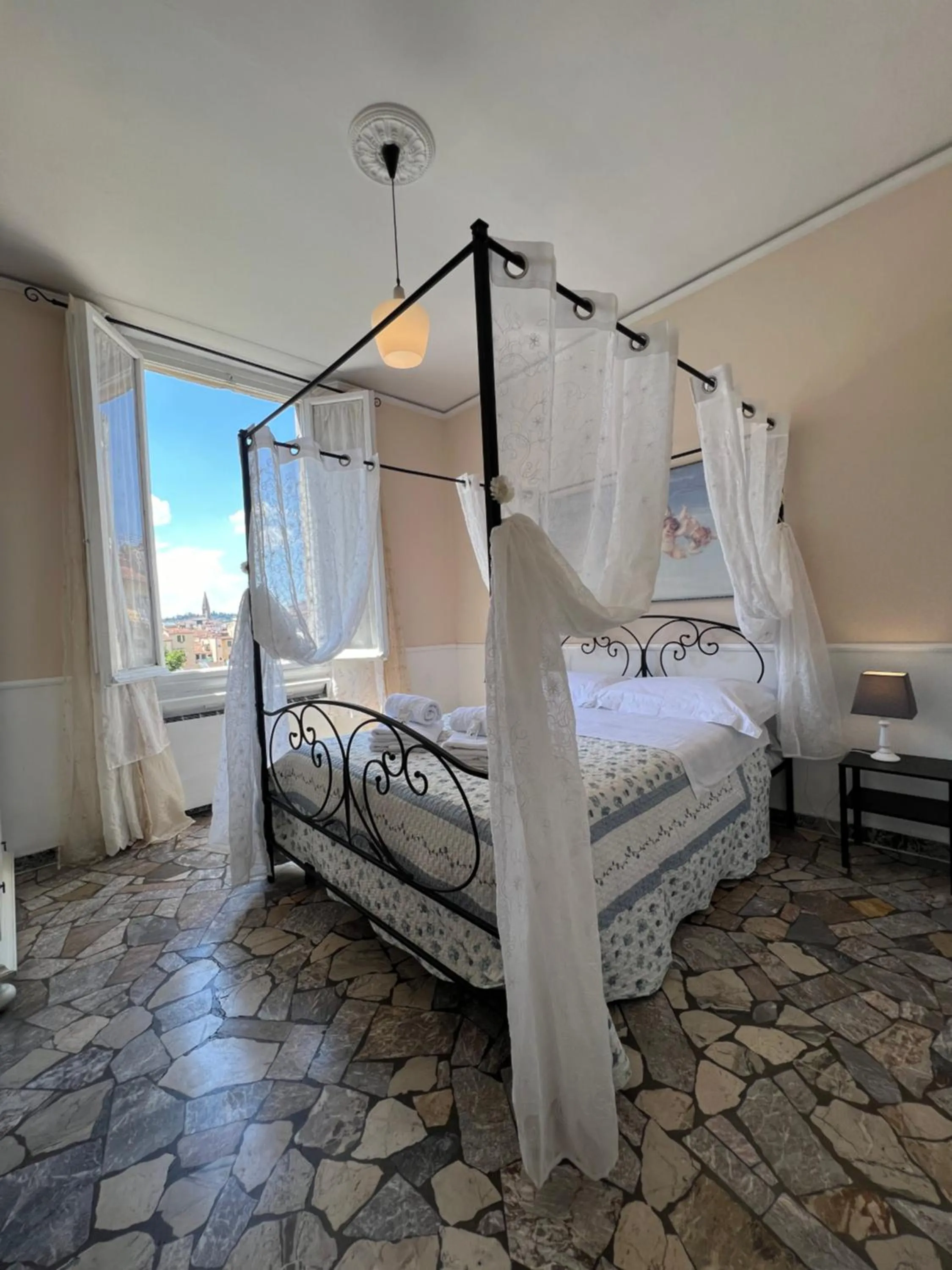 Bed in Souvenir Maya