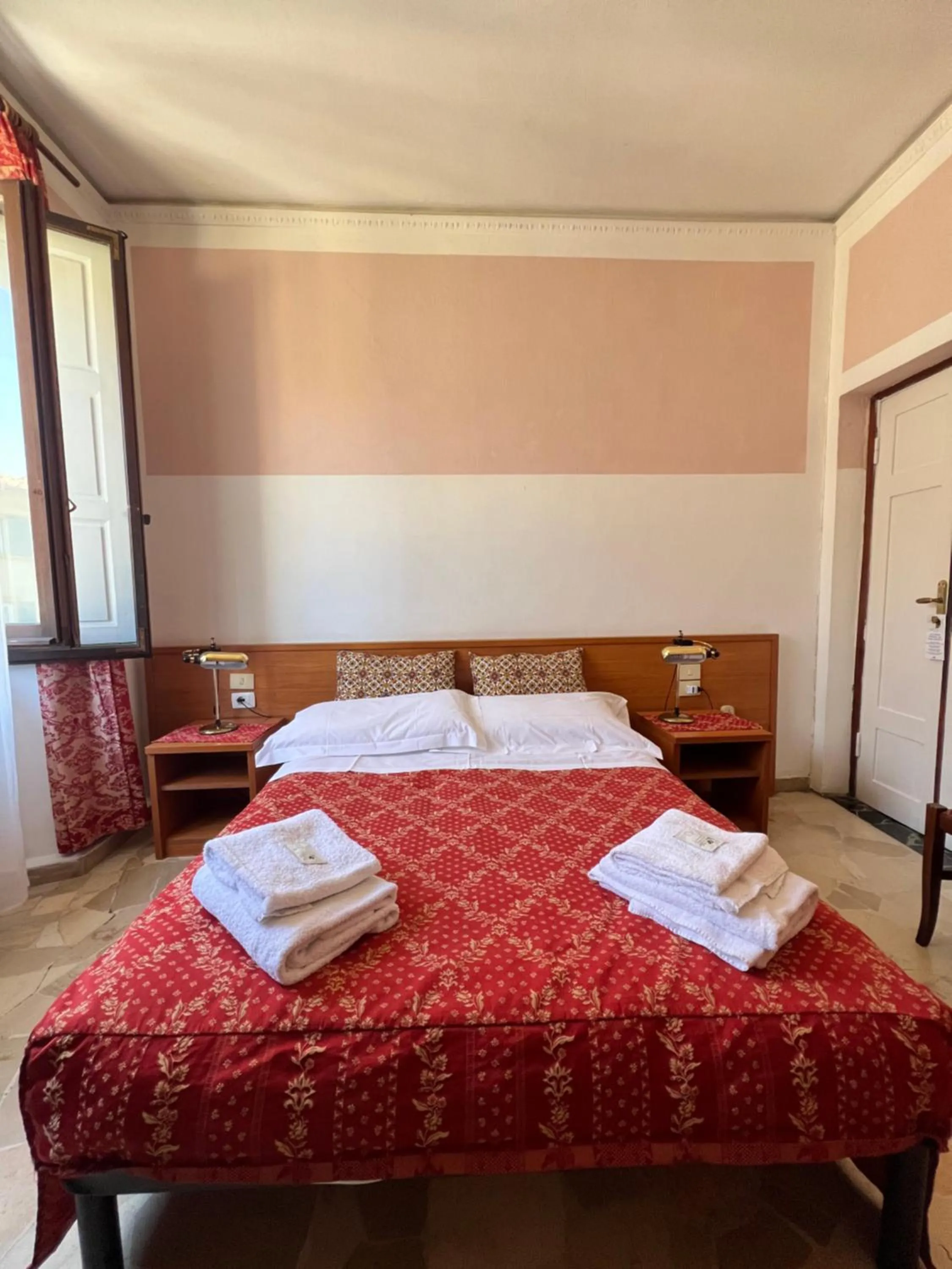 Bed in Souvenir Maya
