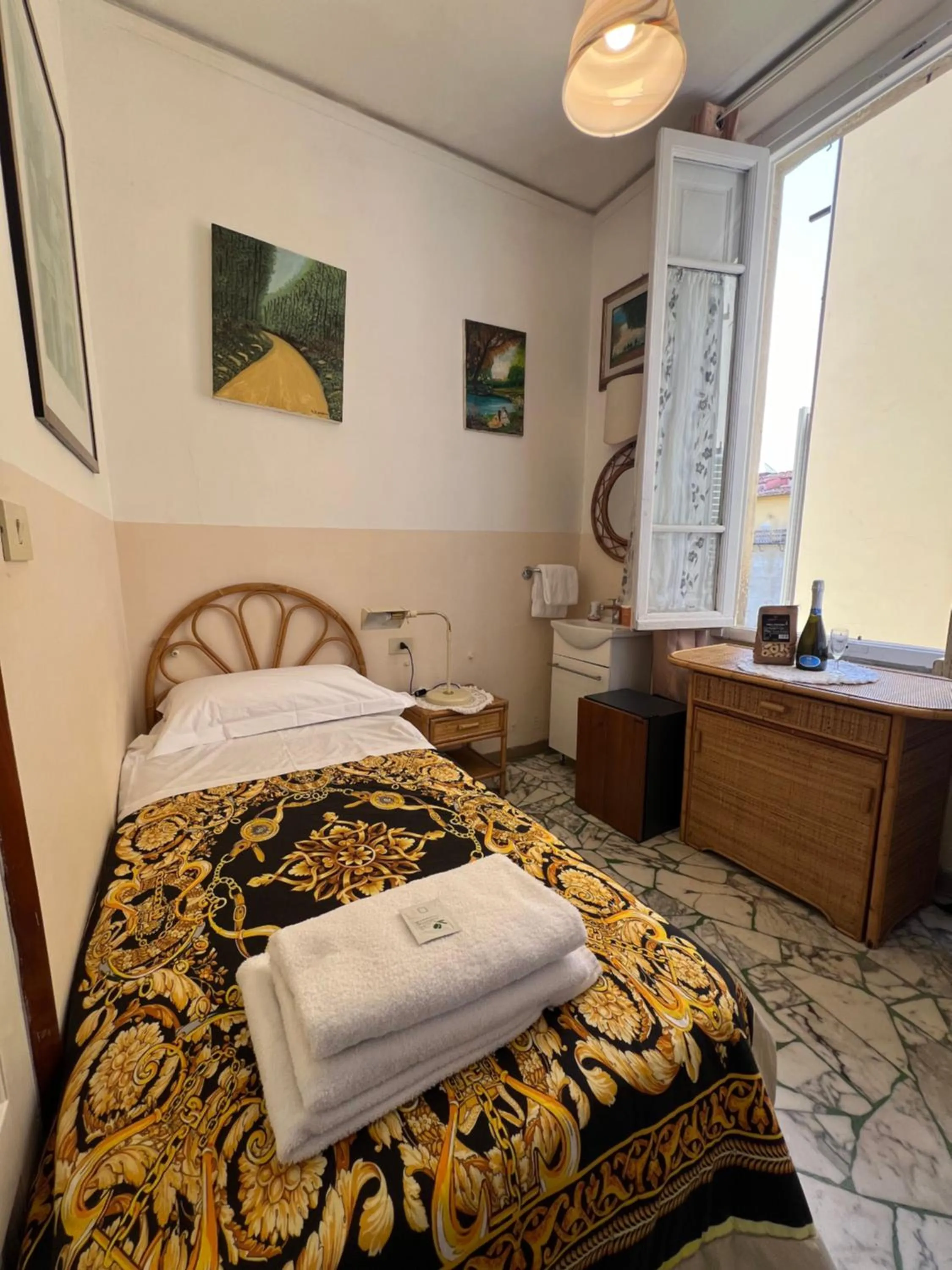 Bed in Souvenir Maya