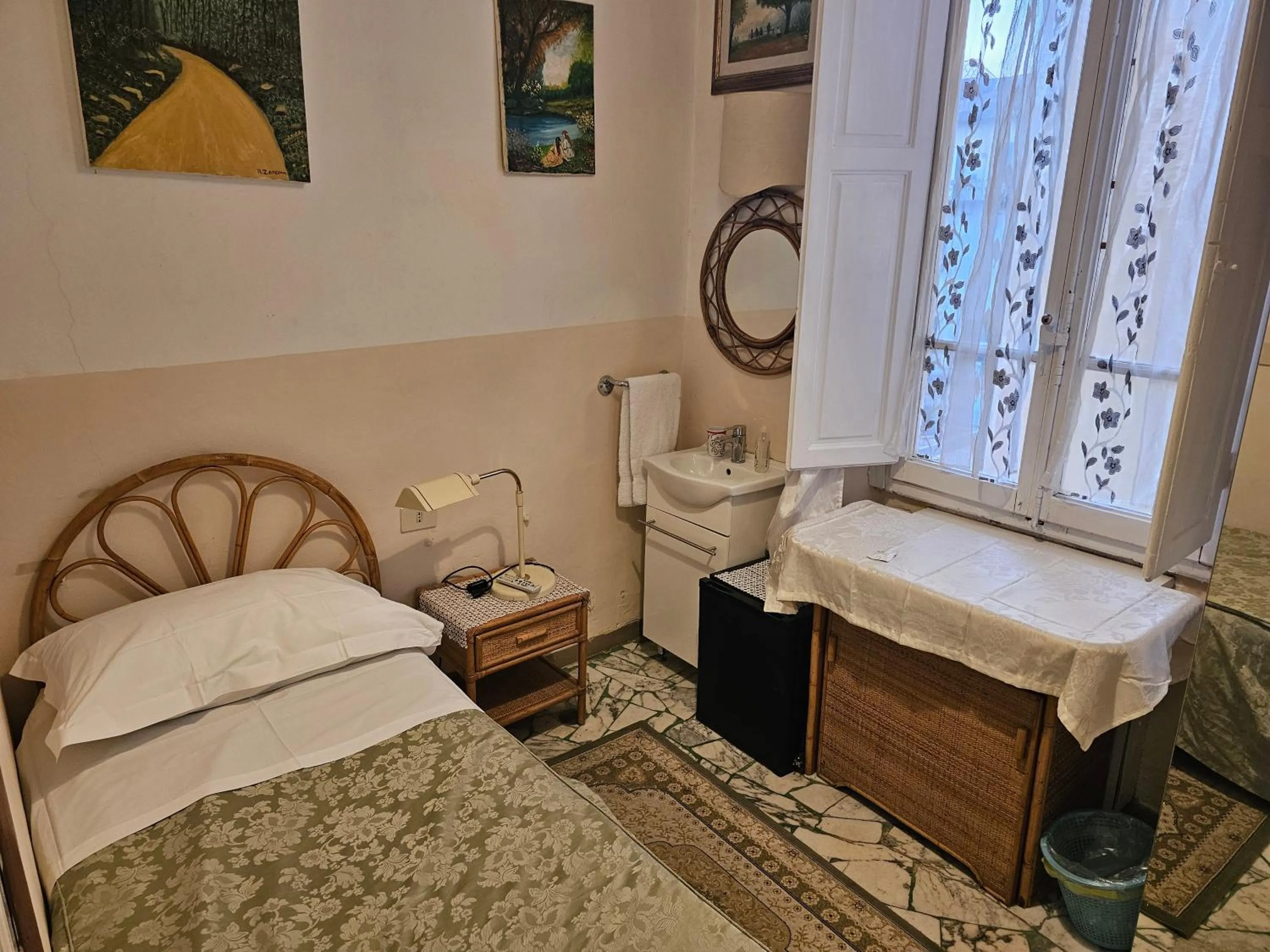 Bed in Souvenir Maya