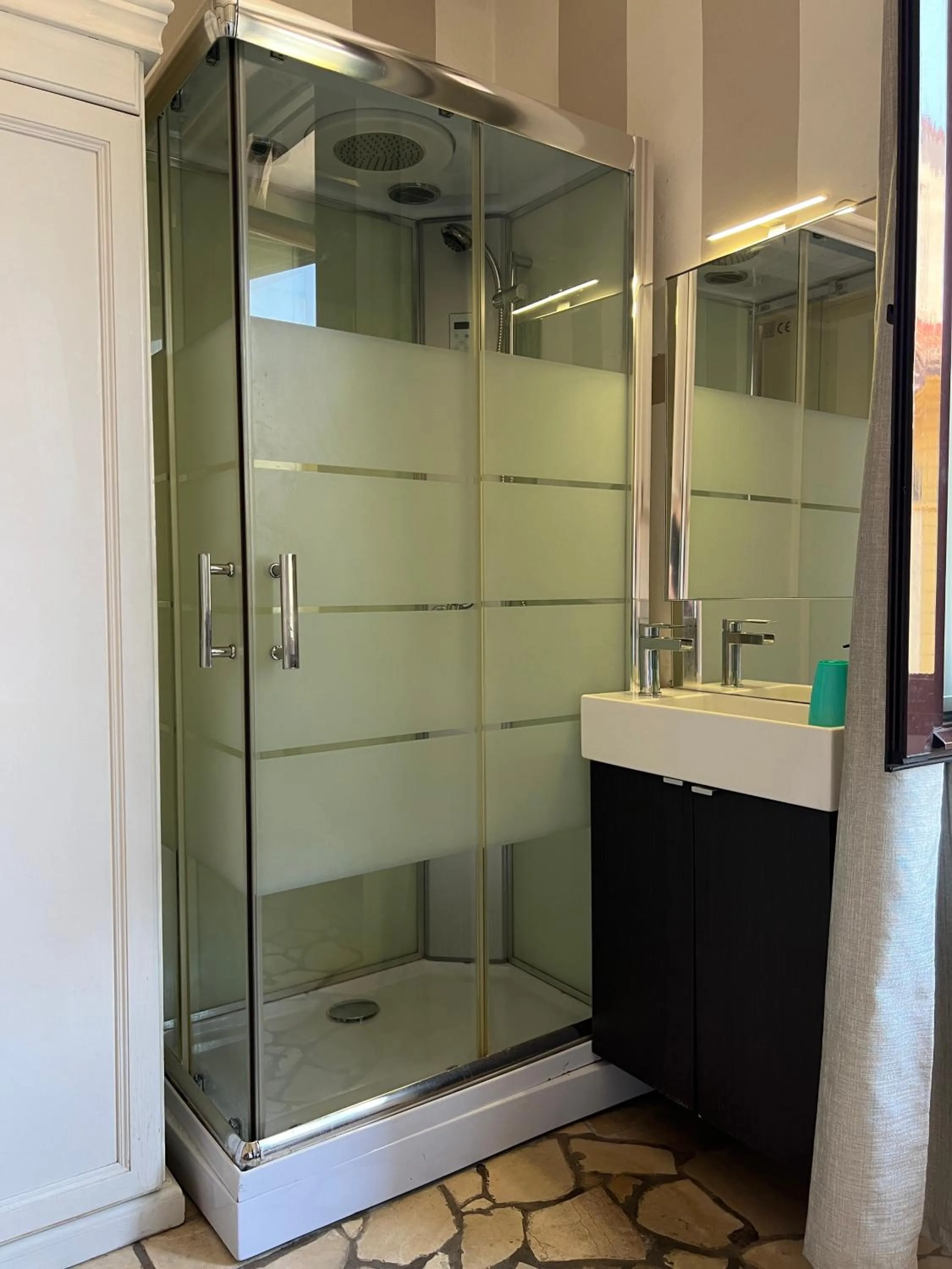 Shower in Souvenir Maya