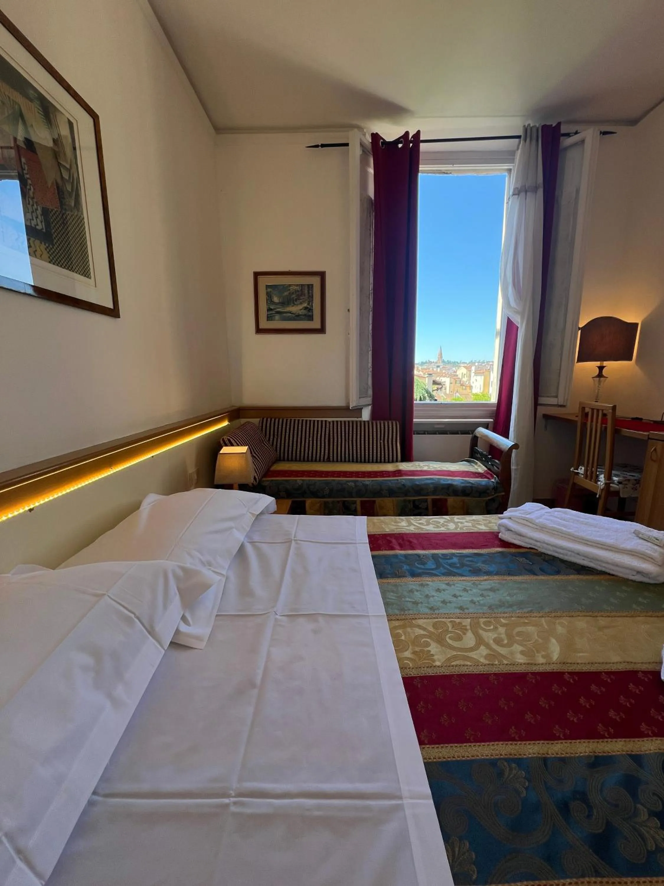 Bed in Souvenir Maya