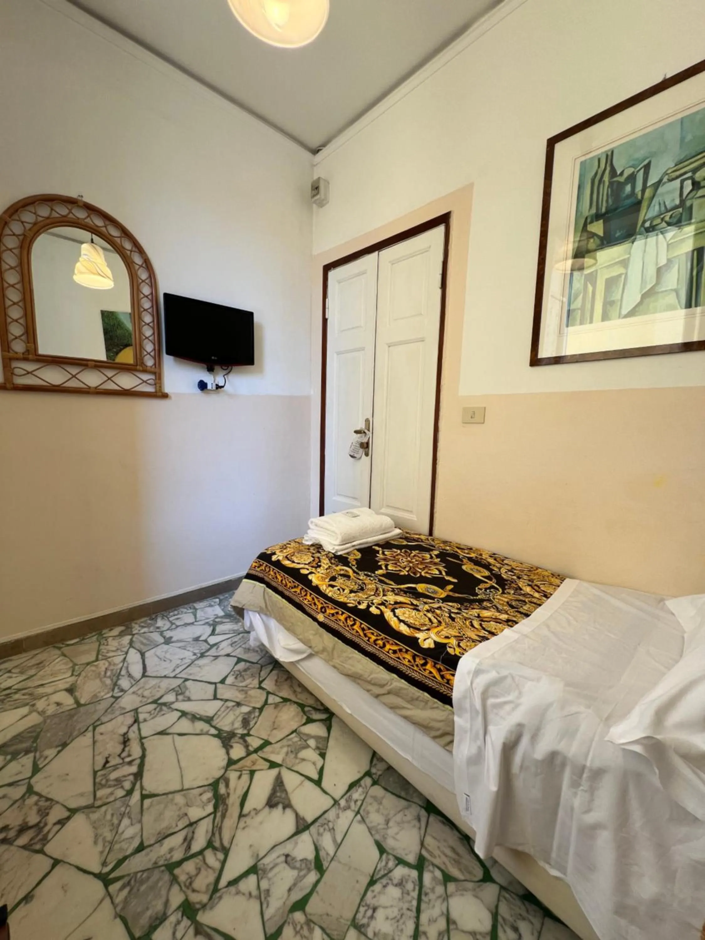 Bed in Souvenir Maya