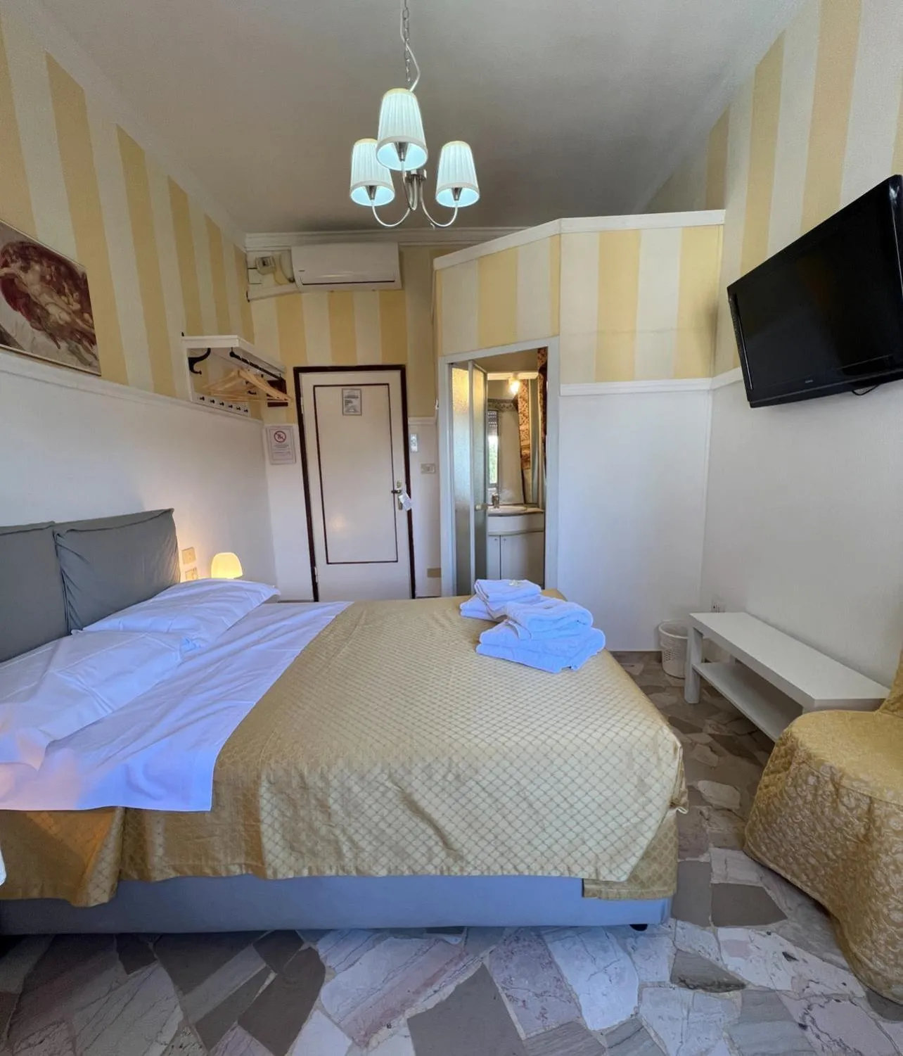 Bed in Souvenir Maya