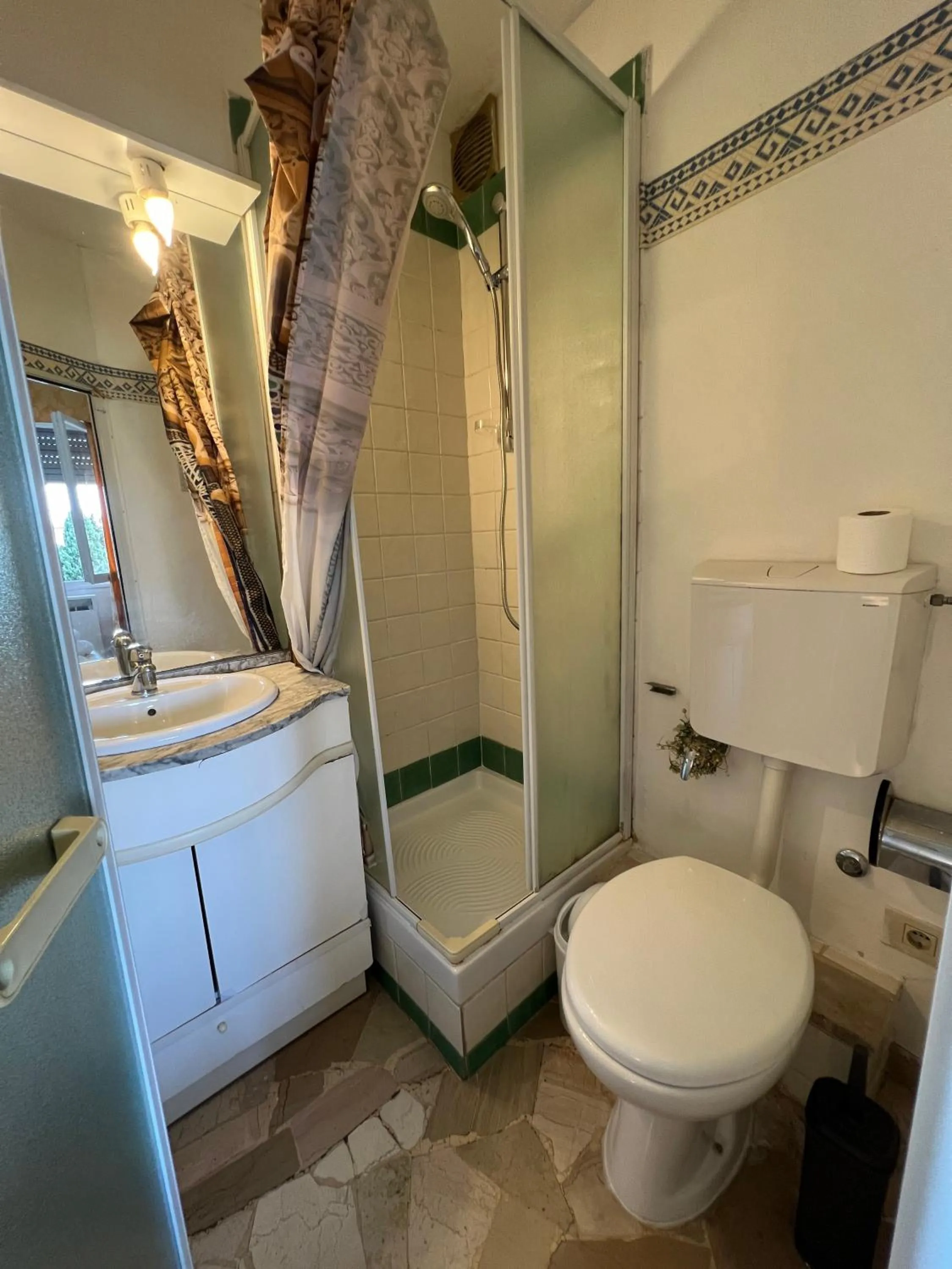 Bathroom in Souvenir Maya