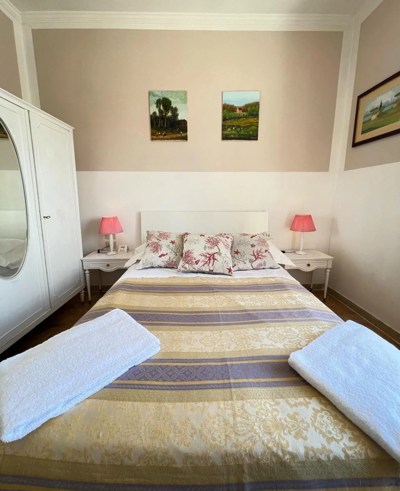 Bed in Souvenir Maya