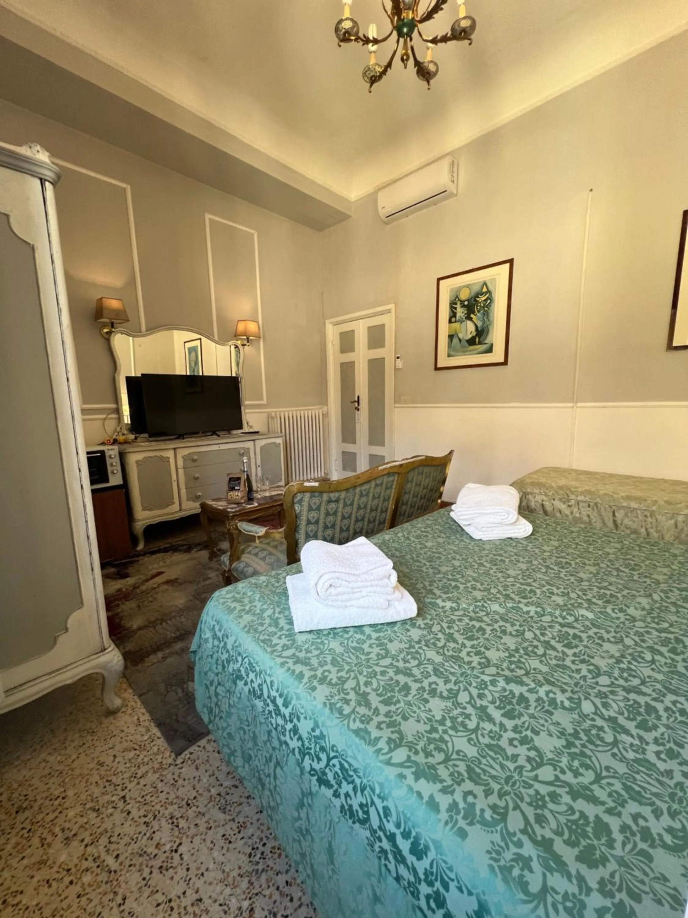 Bed in Souvenir Maya