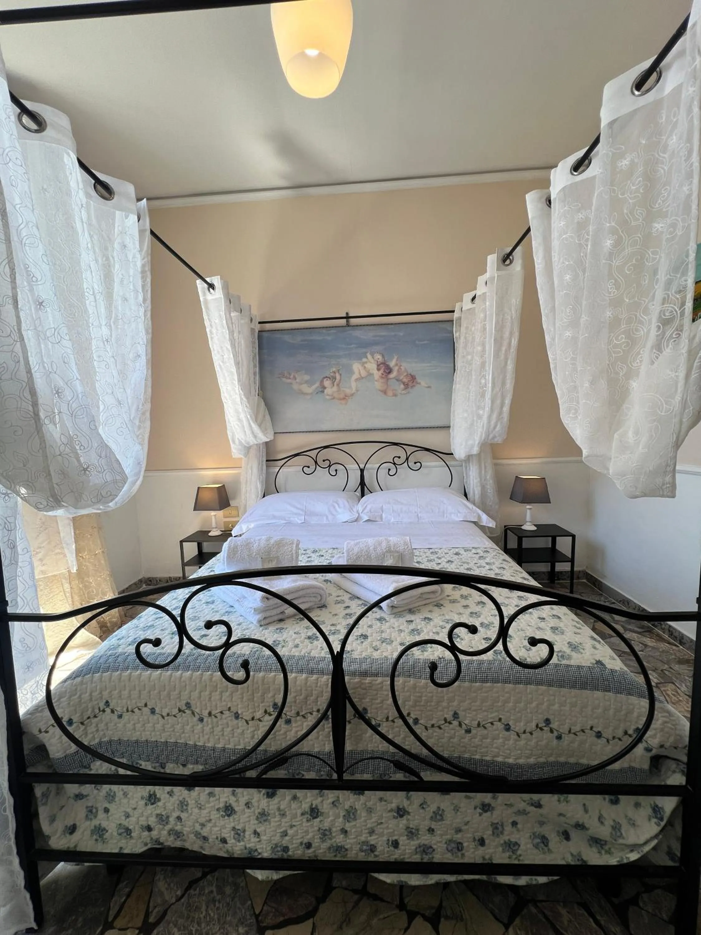 Bed in Souvenir Maya