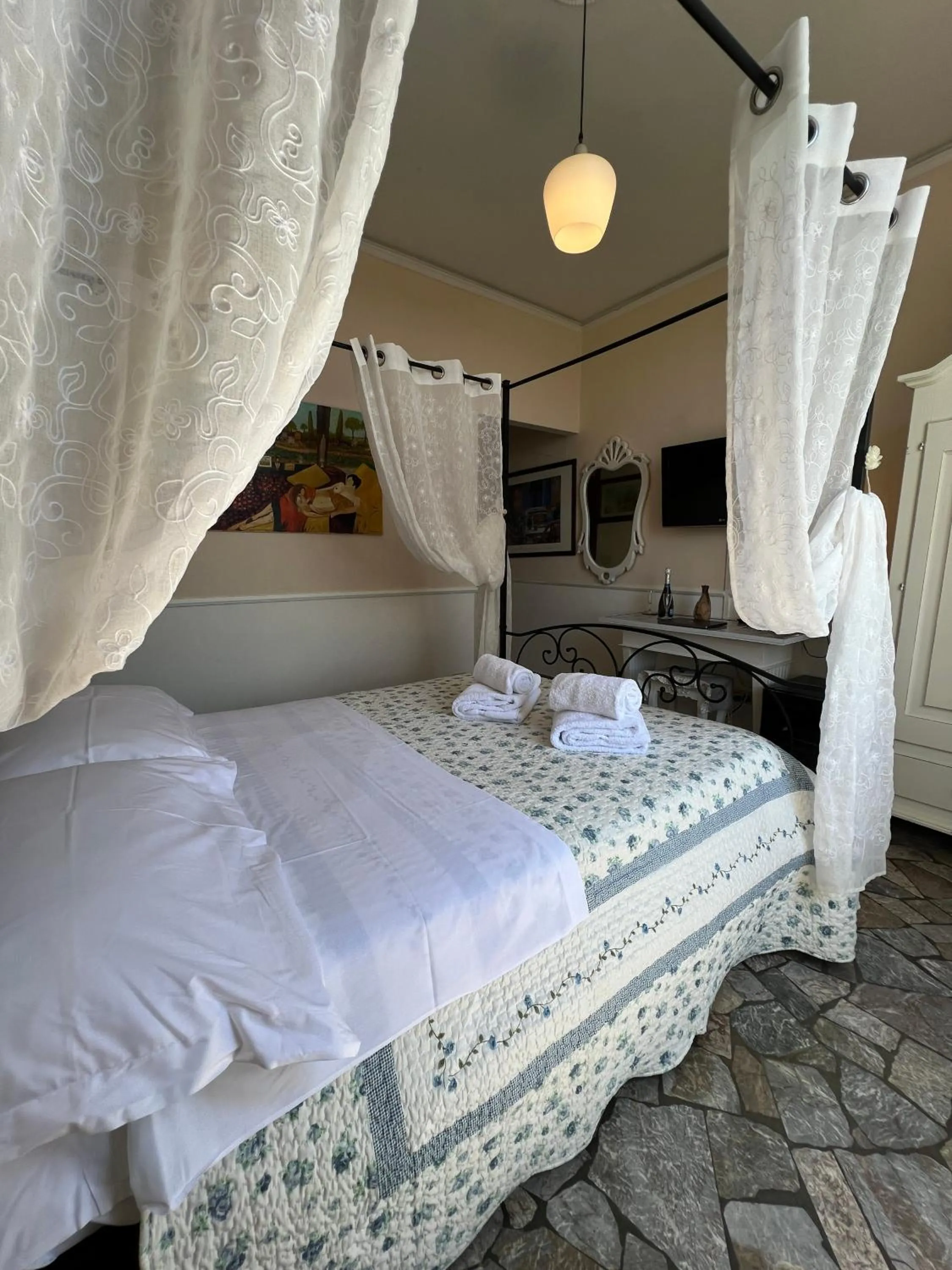 Bed in Souvenir Maya