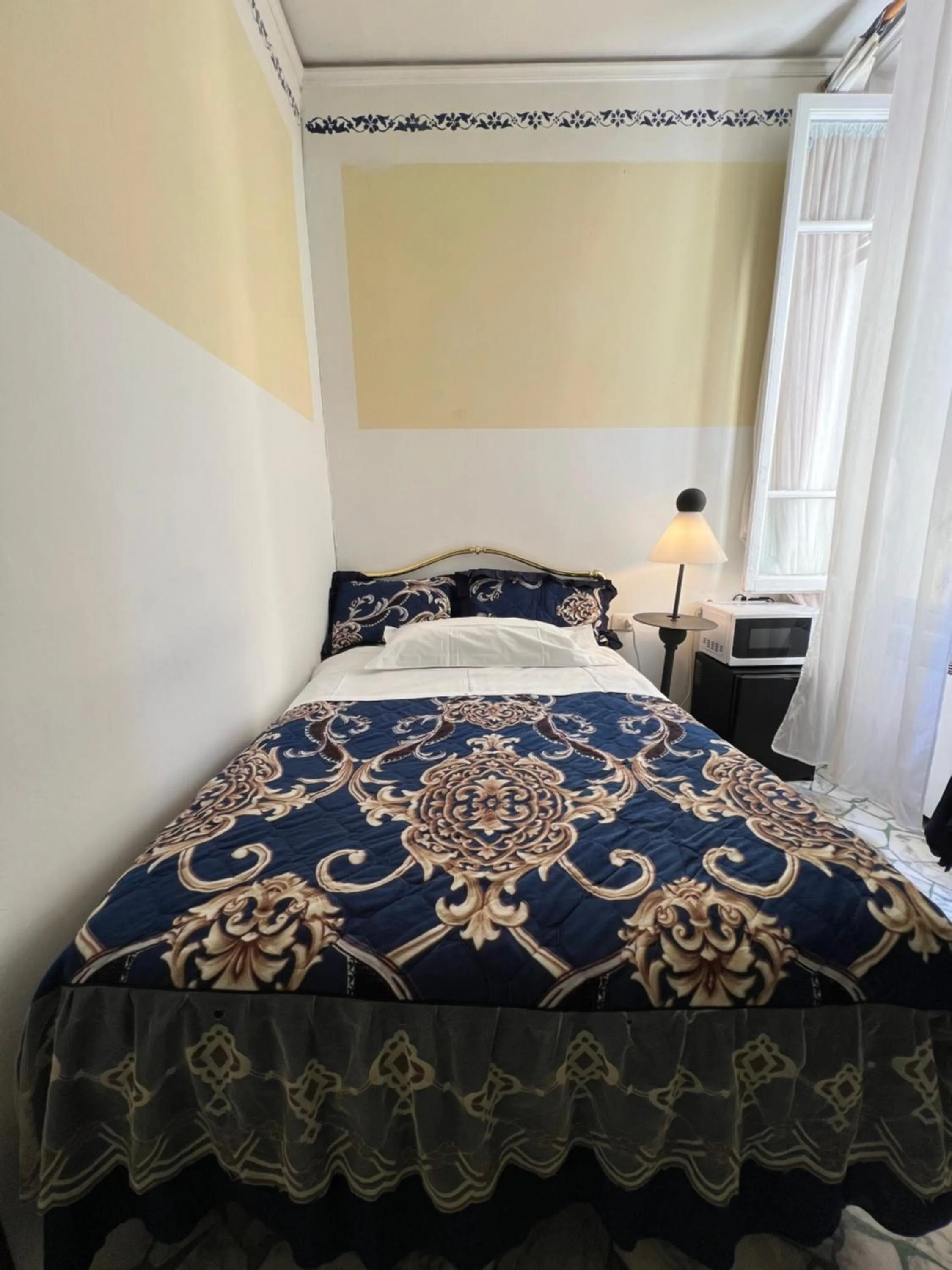 Bed in Souvenir Maya