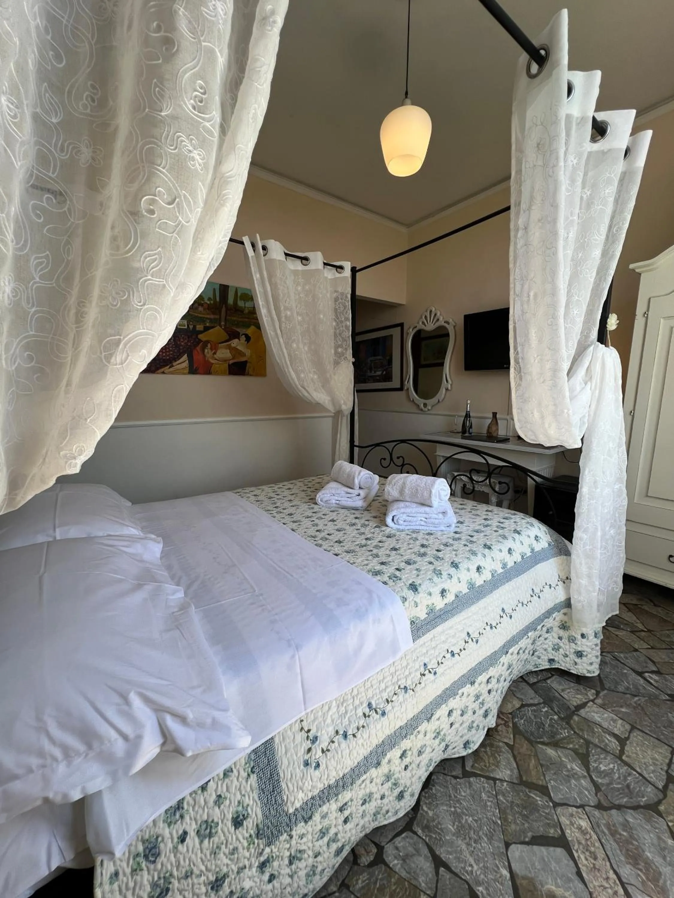Bed in Souvenir Maya