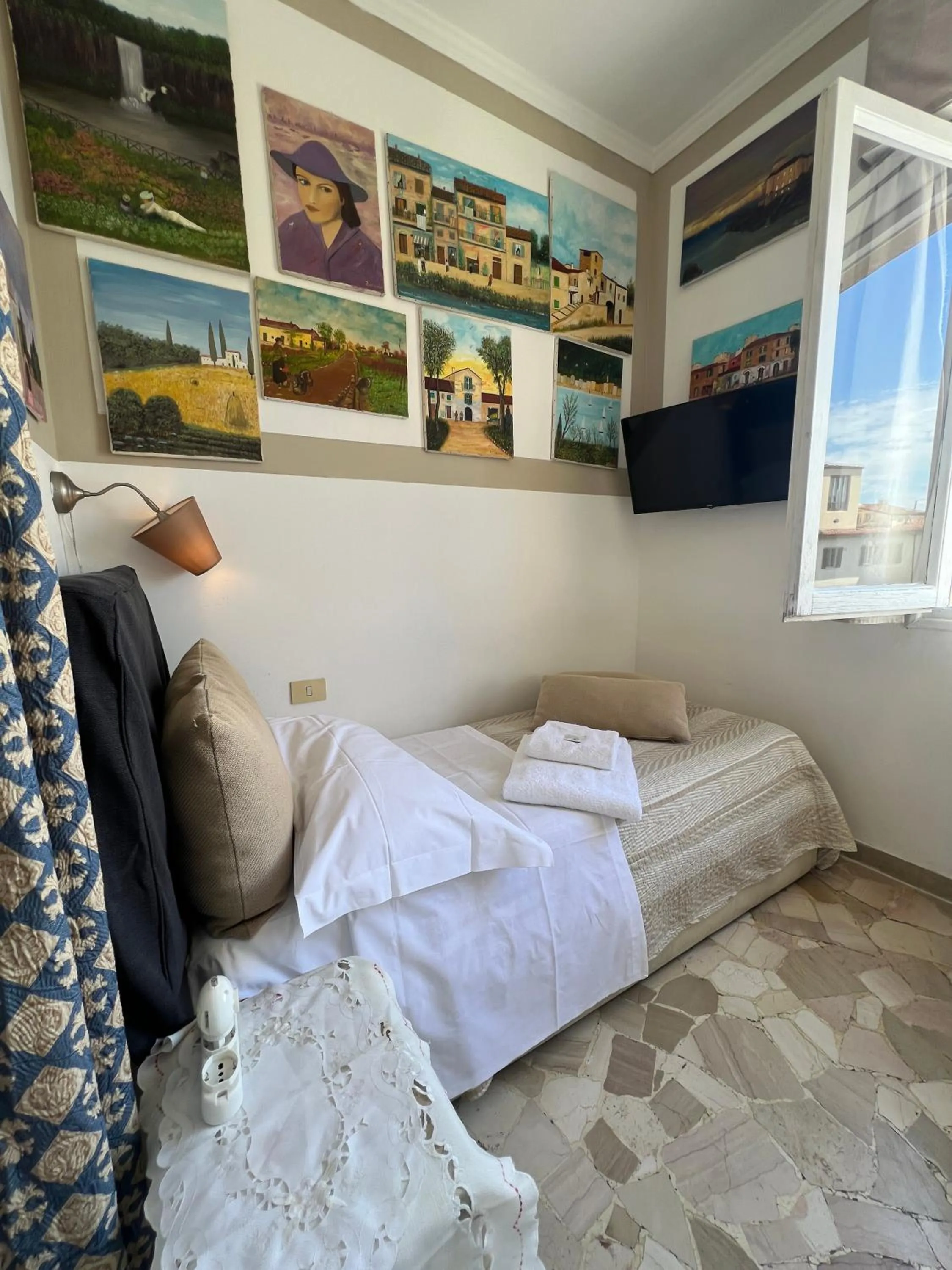 Bedroom, Bed in Souvenir Maya