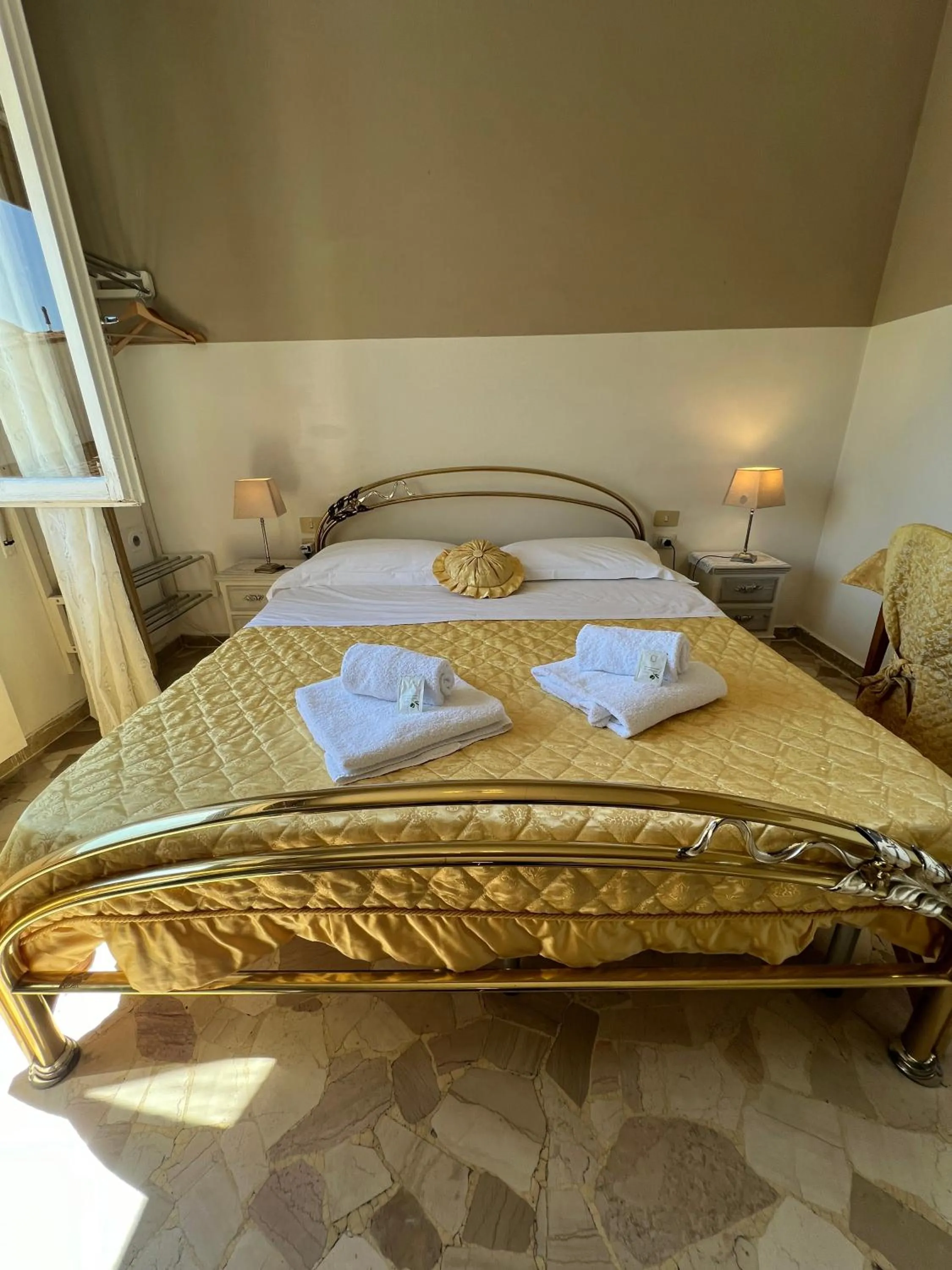 Bed in Souvenir Maya