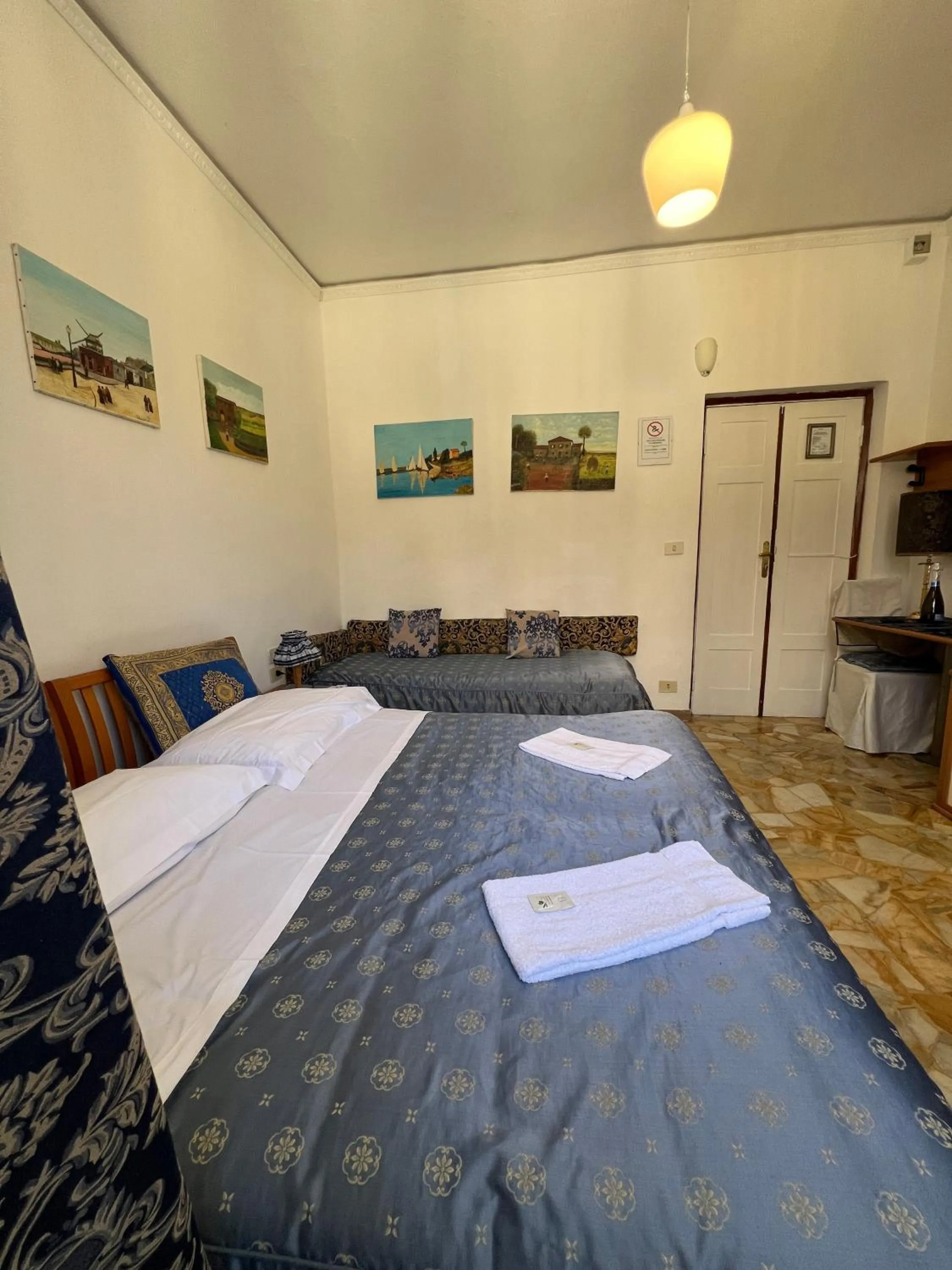 Bed in Souvenir Maya